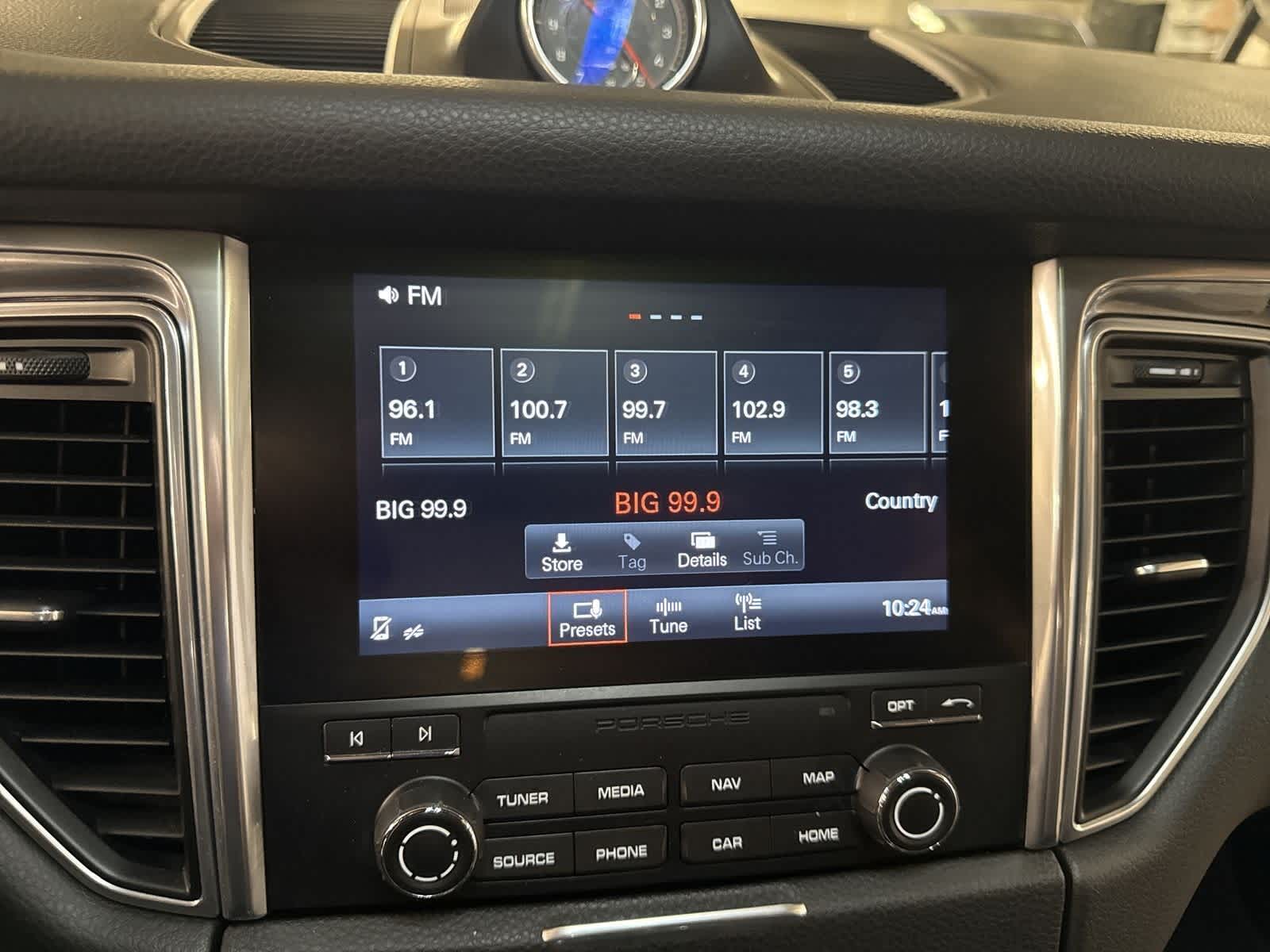 Thumbnail: 2017 Porsche Macan - 31