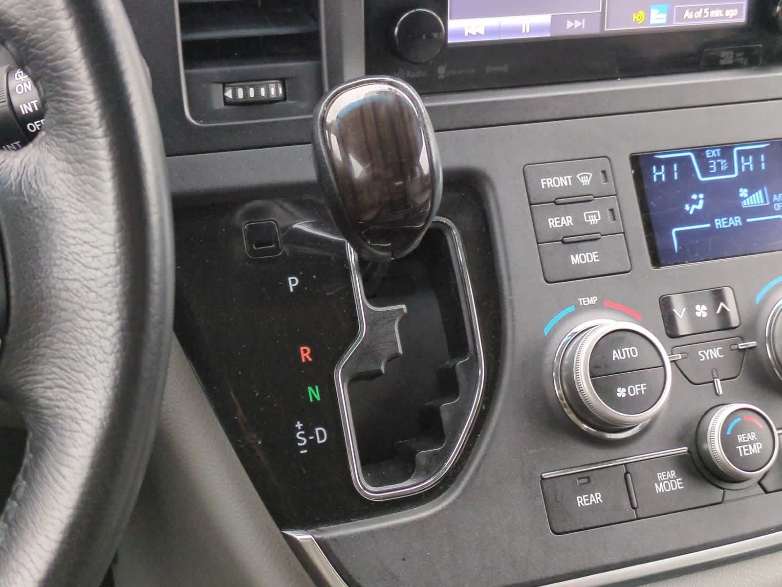 Thumbnail: 2017 Toyota Sienna - 32