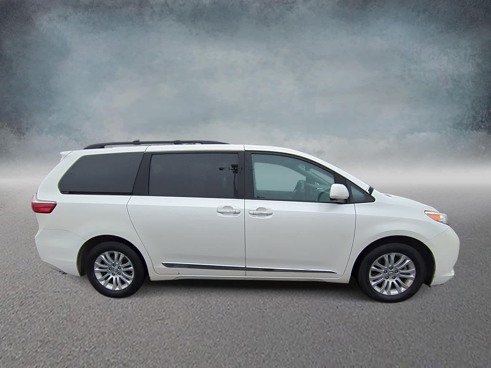 Thumbnail: 2017 Toyota Sienna - 9