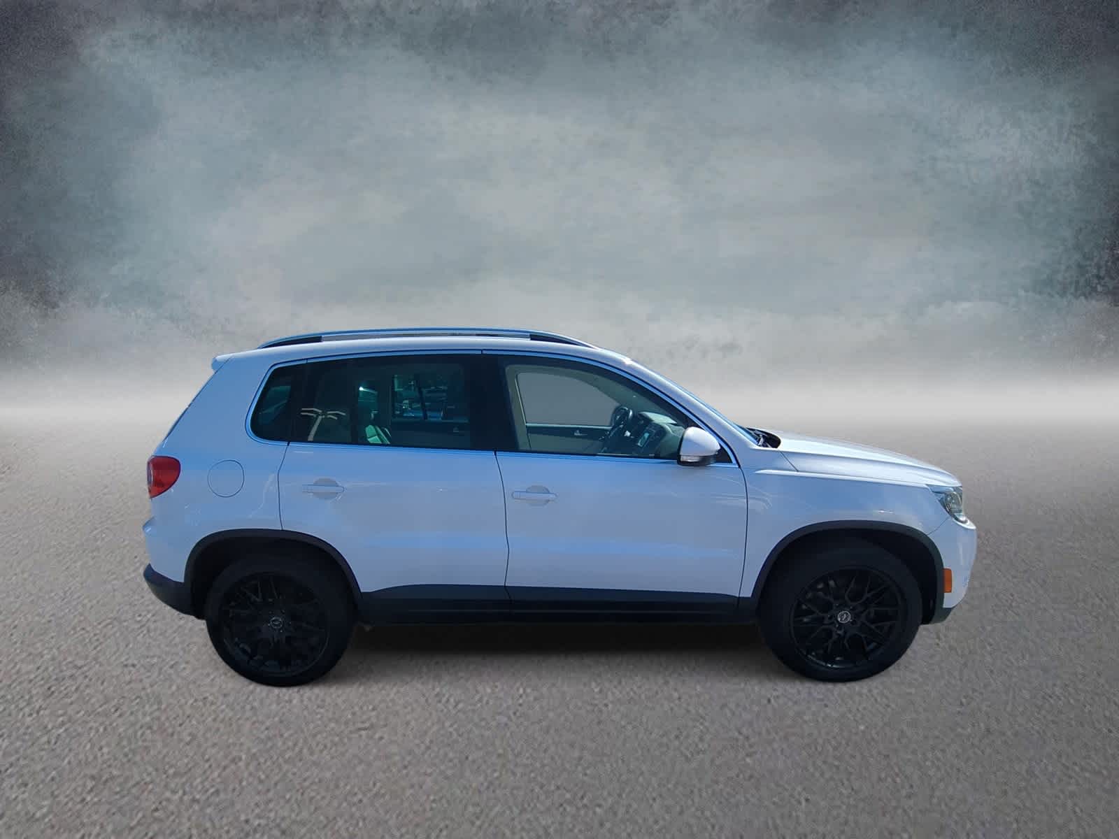 Thumbnail: 2011 Volkswagen Tiguan - 9