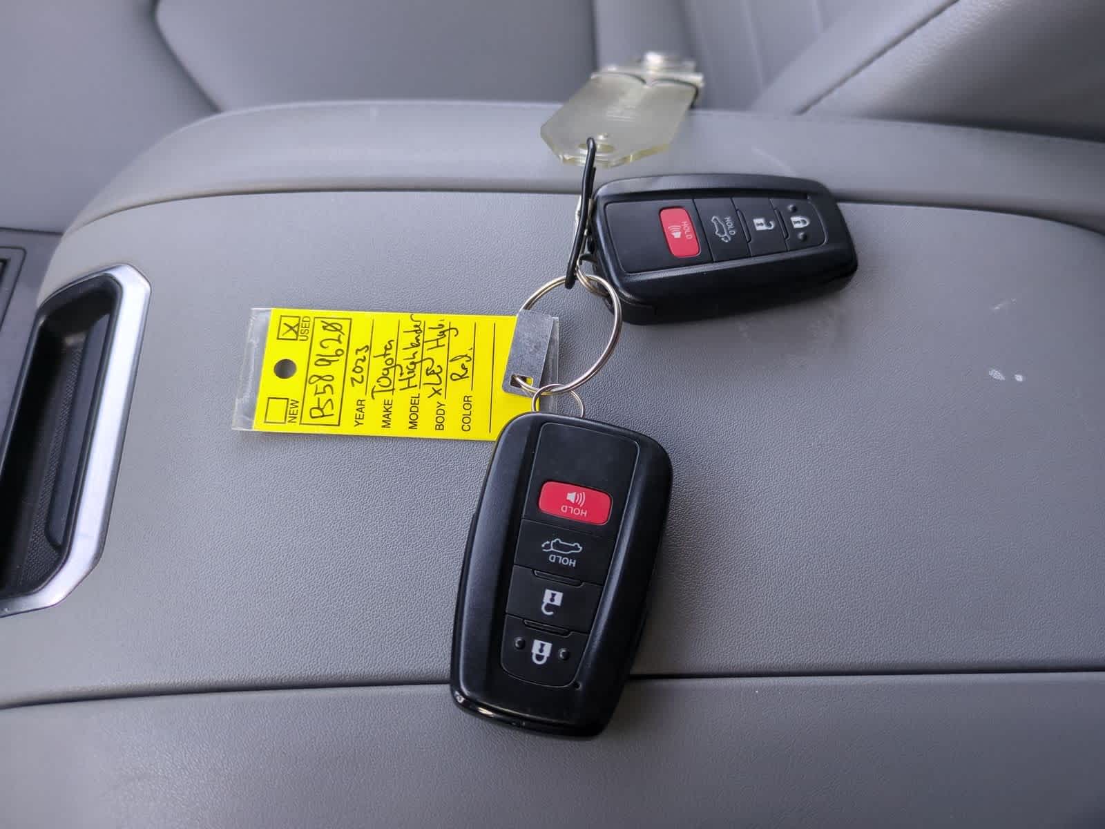 Thumbnail: 2023 Toyota Highlander - 36