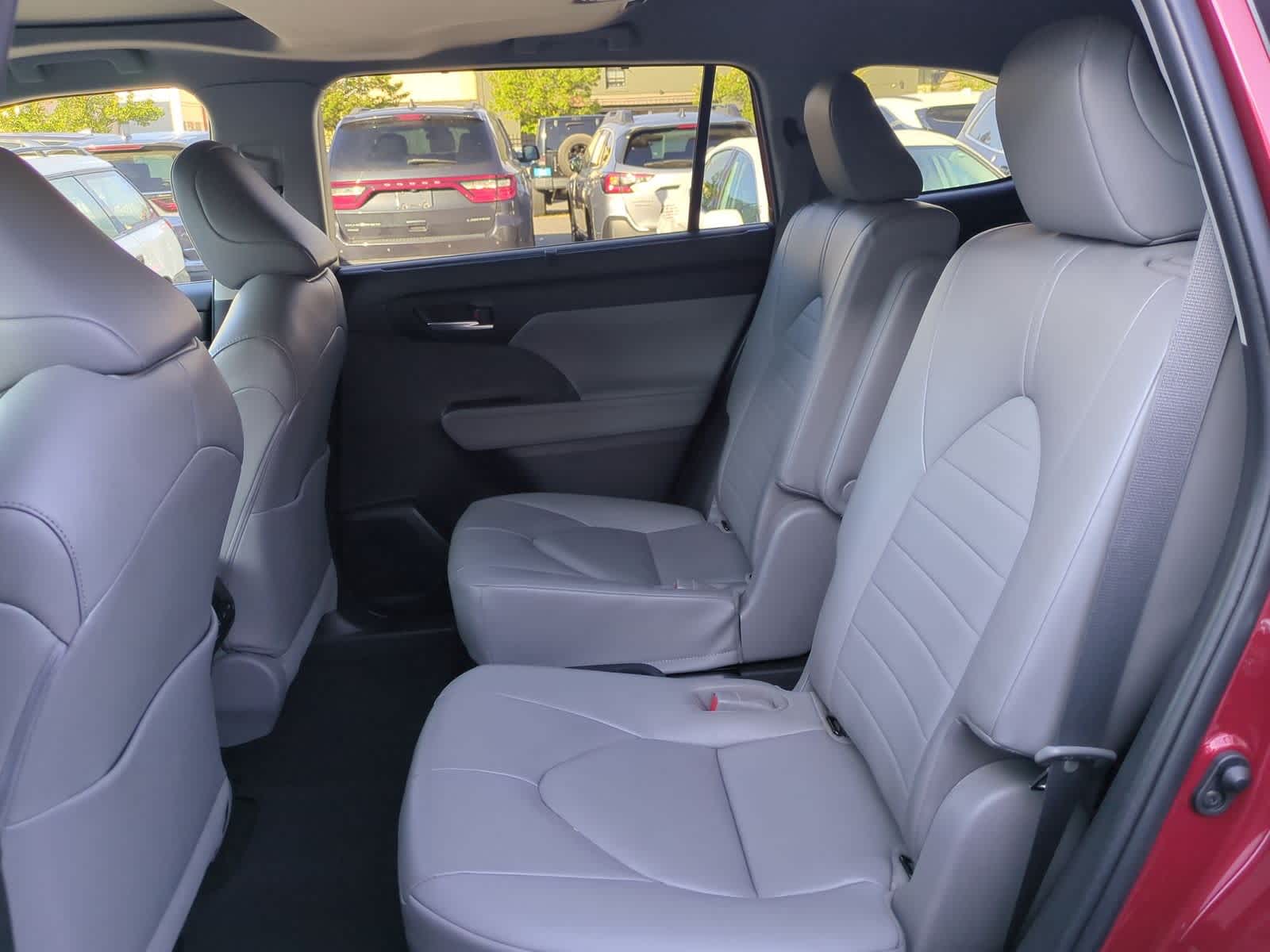 Thumbnail: 2023 Toyota Highlander - 21