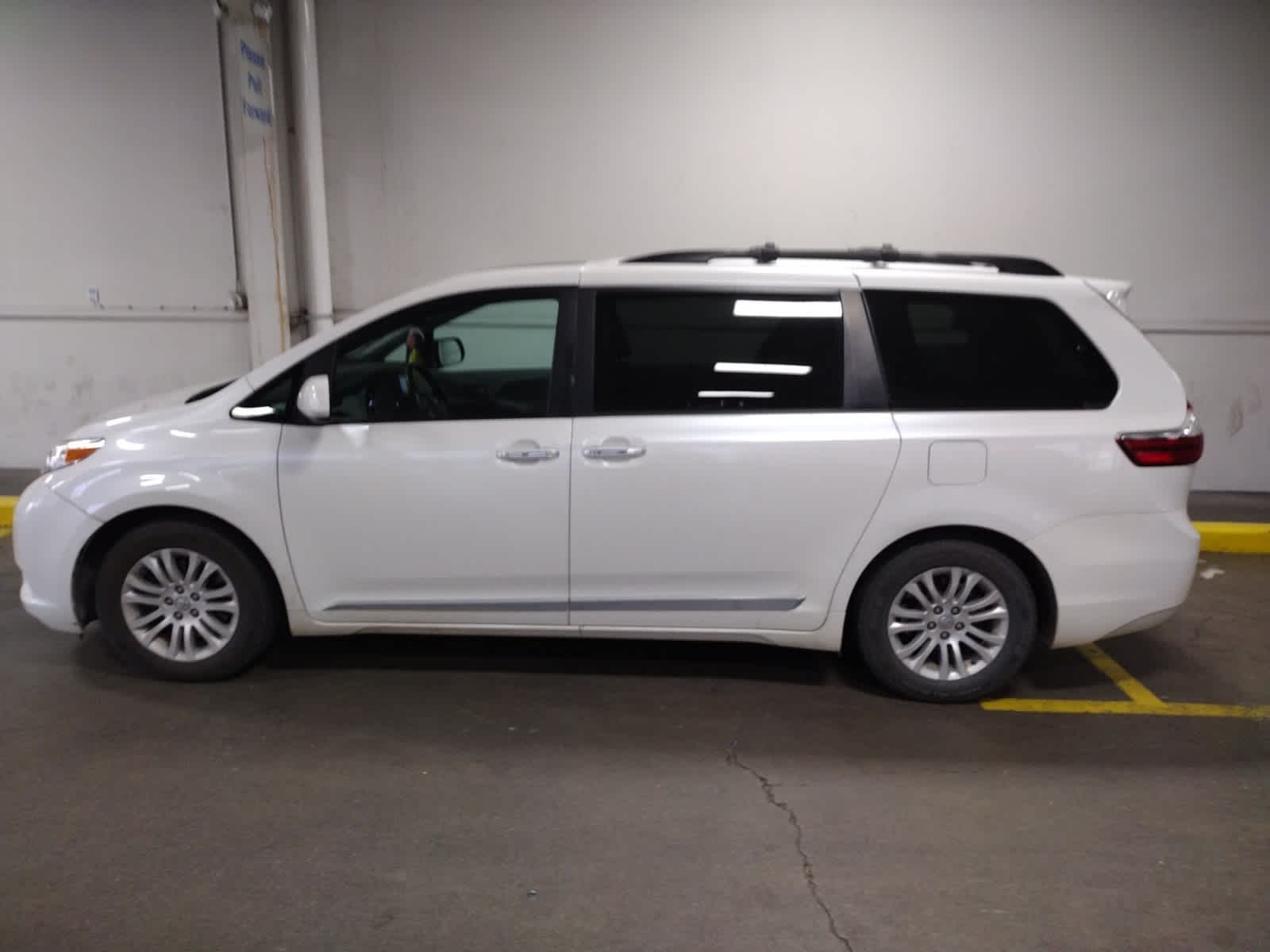 Thumbnail: 2017 Toyota Sienna - 5