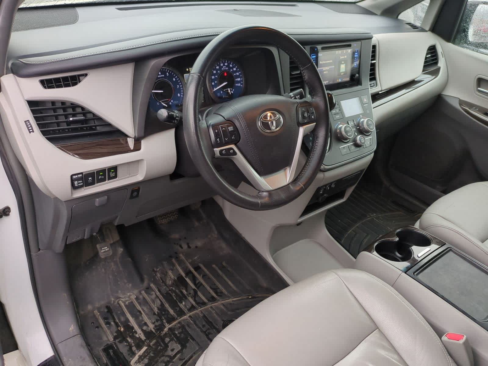 Thumbnail: 2017 Toyota Sienna - 10