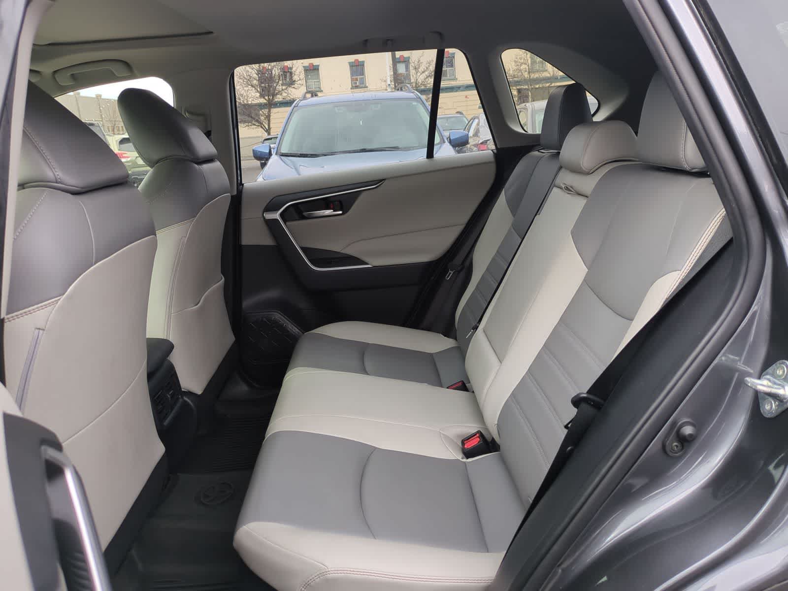 Thumbnail: 2022 Toyota RAV4 - 21