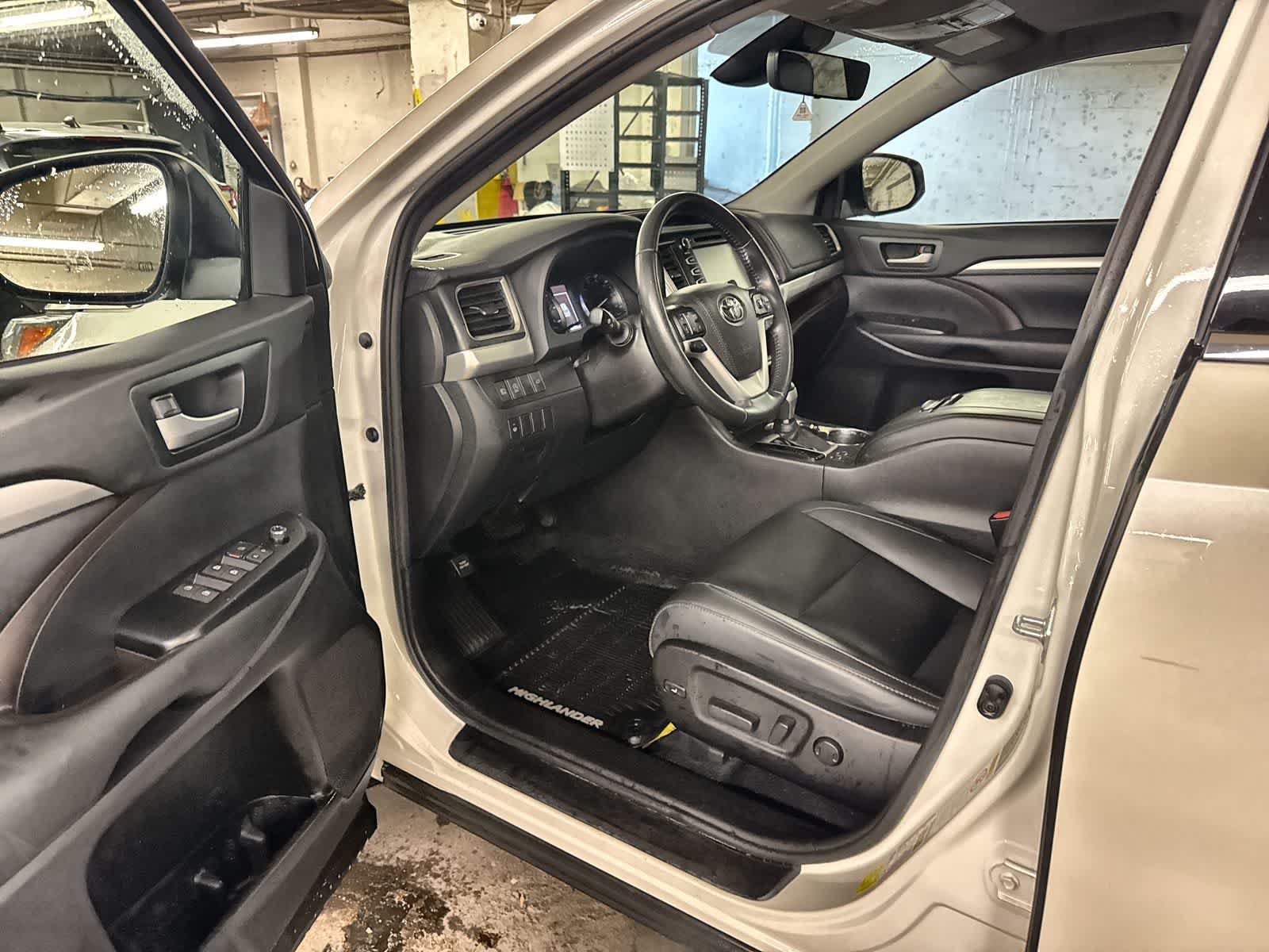 Thumbnail: 2019 Toyota Highlander - 10