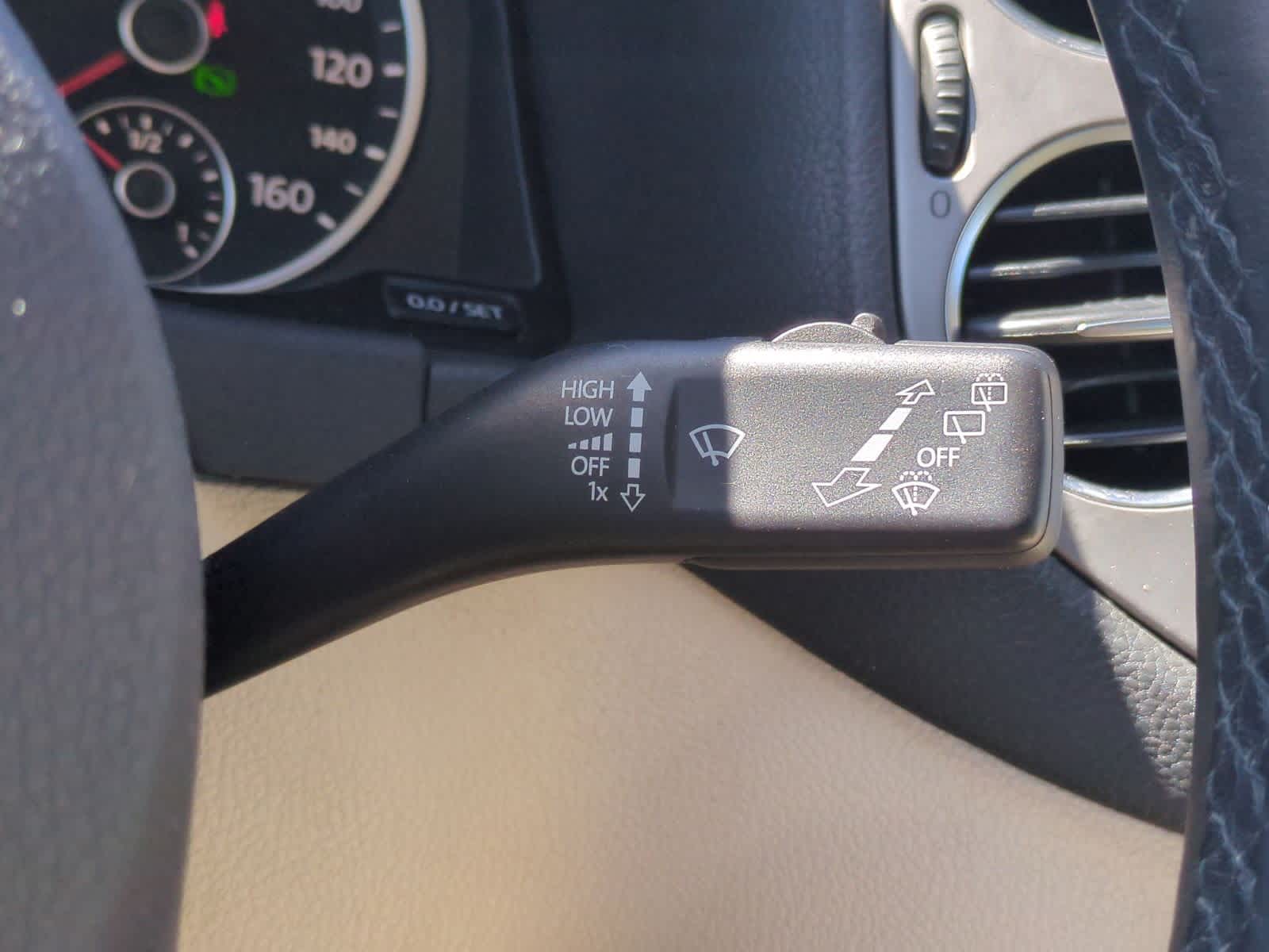Thumbnail: 2011 Volkswagen Tiguan - 27