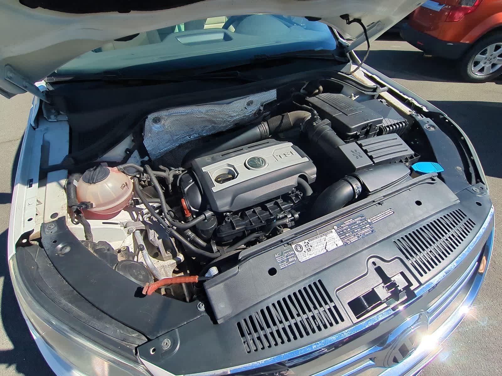 Thumbnail: 2011 Volkswagen Tiguan - 15