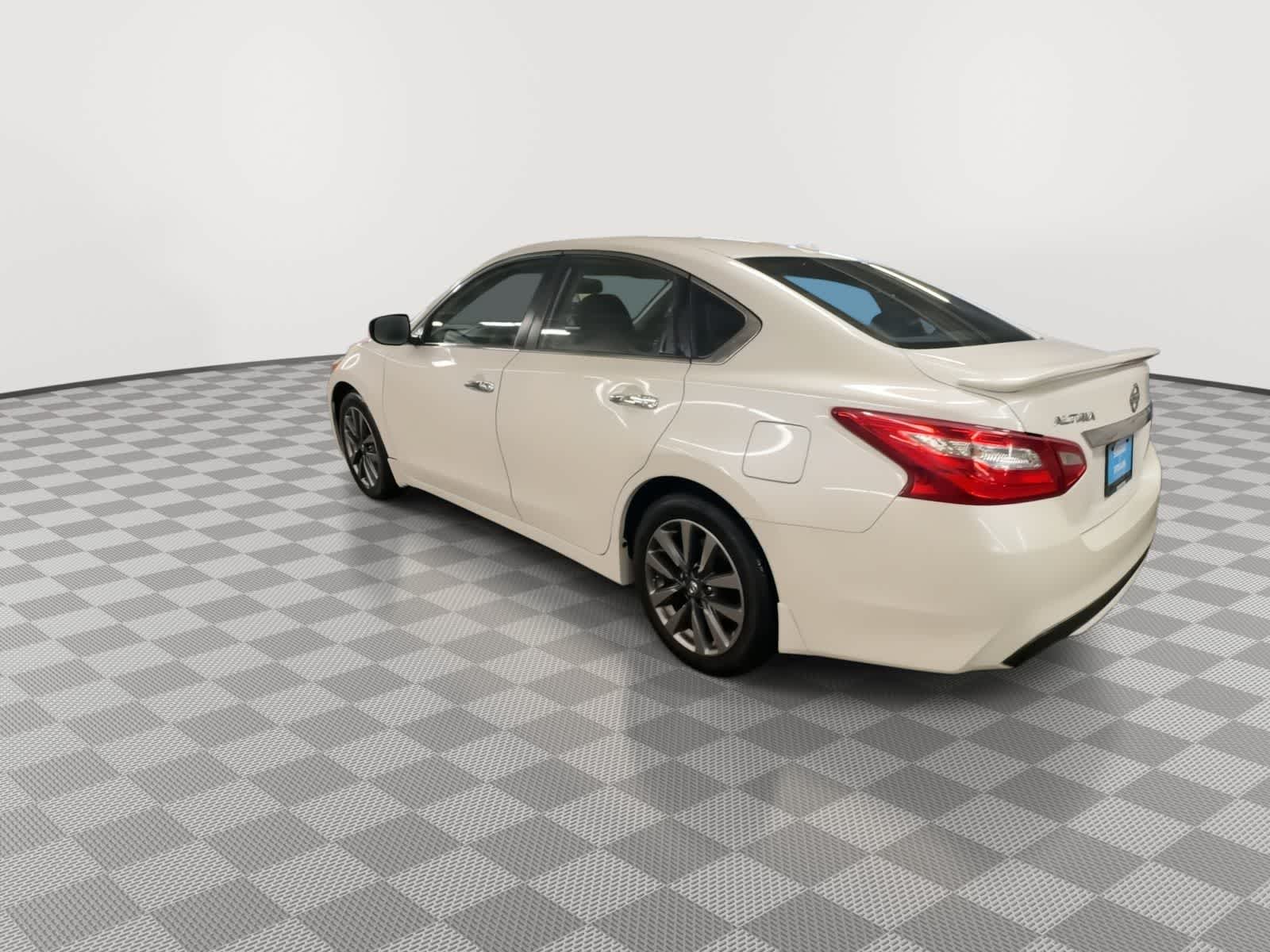 Thumbnail: 2017 Nissan Altima - 6