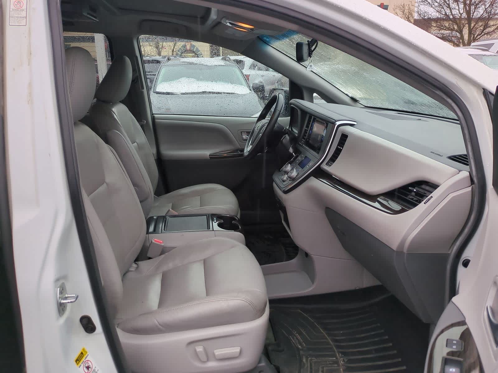 Thumbnail: 2017 Toyota Sienna - 23