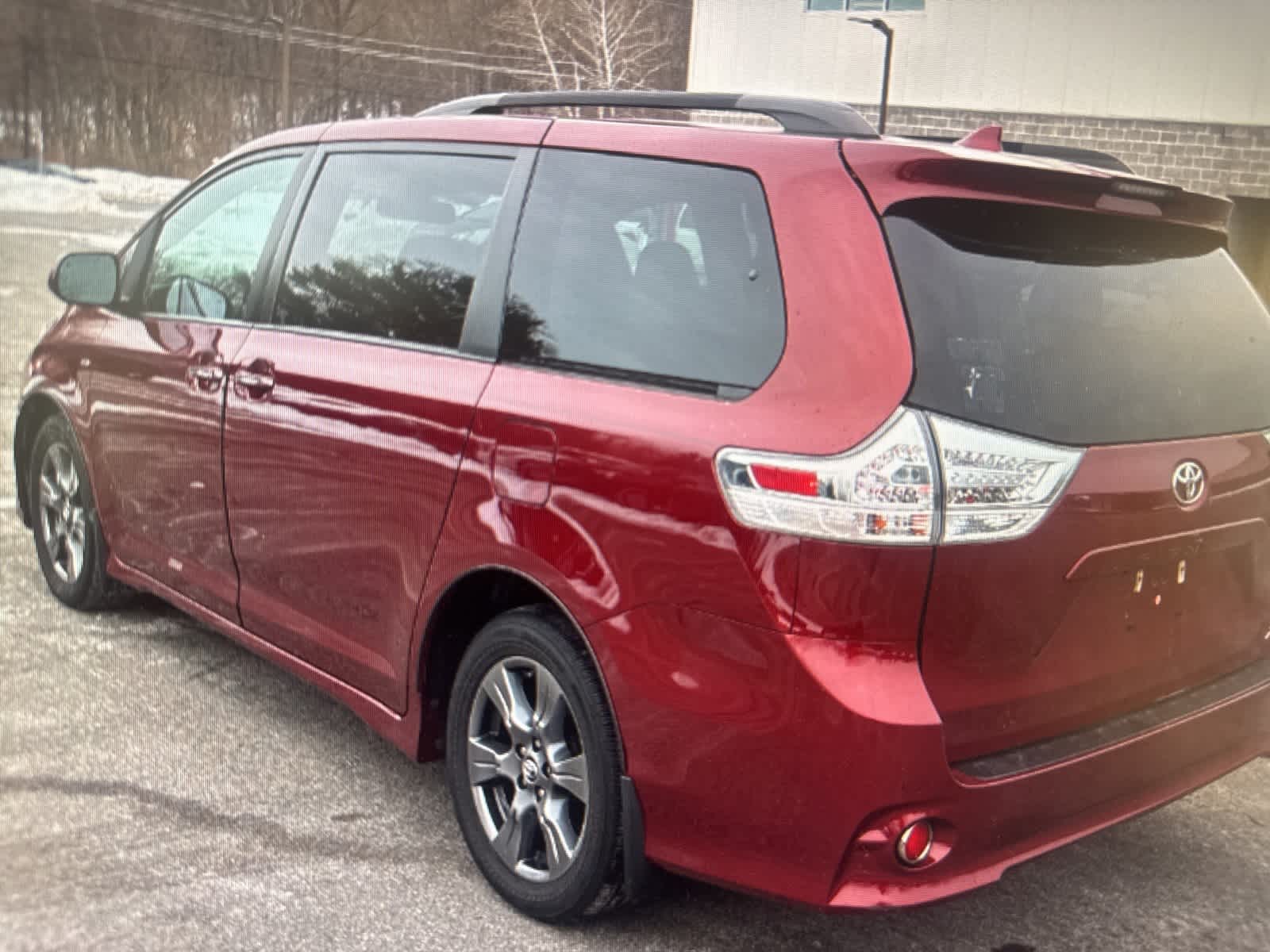 Thumbnail: 2019 Toyota Sienna - 3