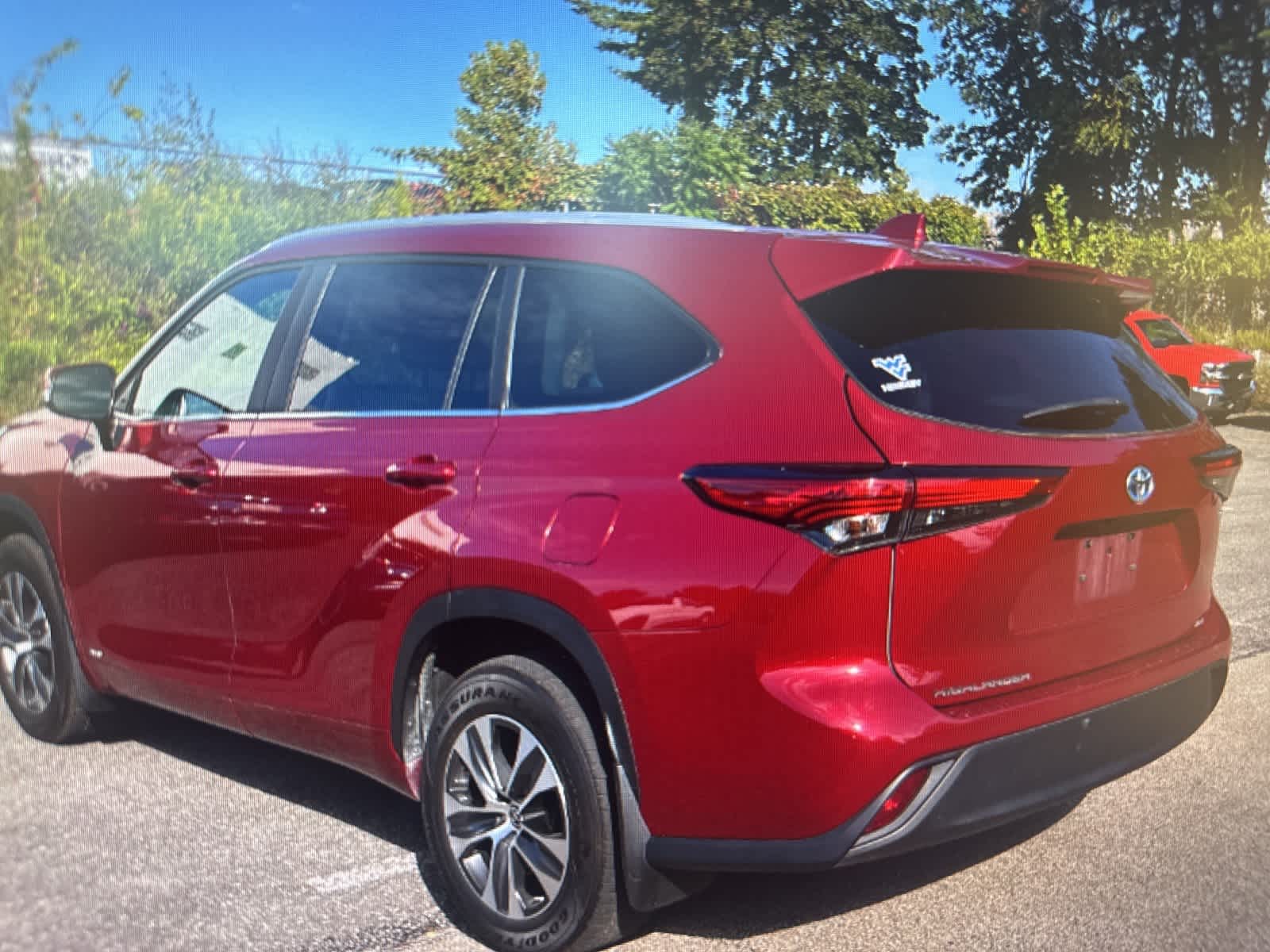 2023 Toyota Highlander Hybrid XLE photo 3