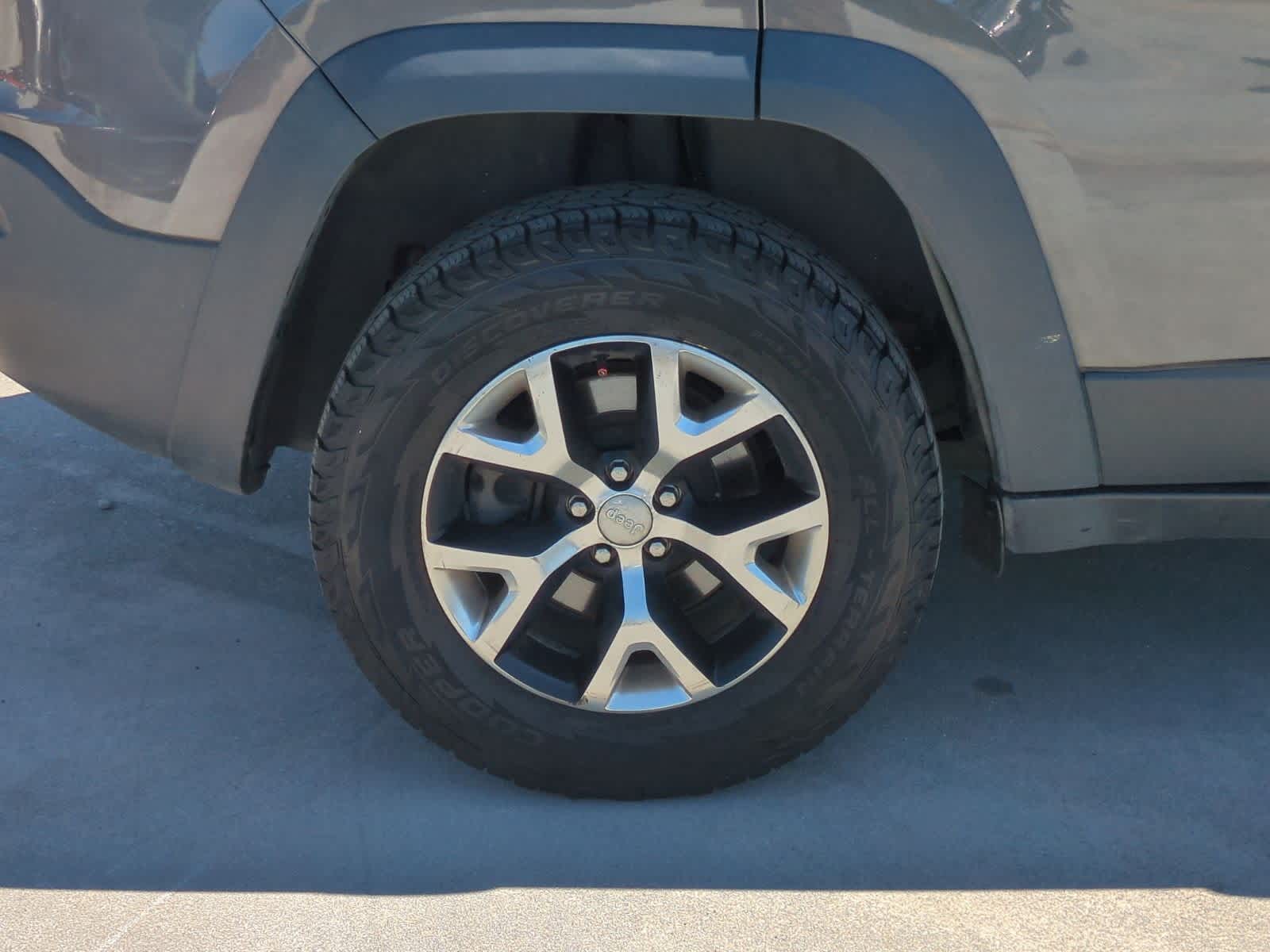 Thumbnail: 2016 Jeep Cherokee - 14