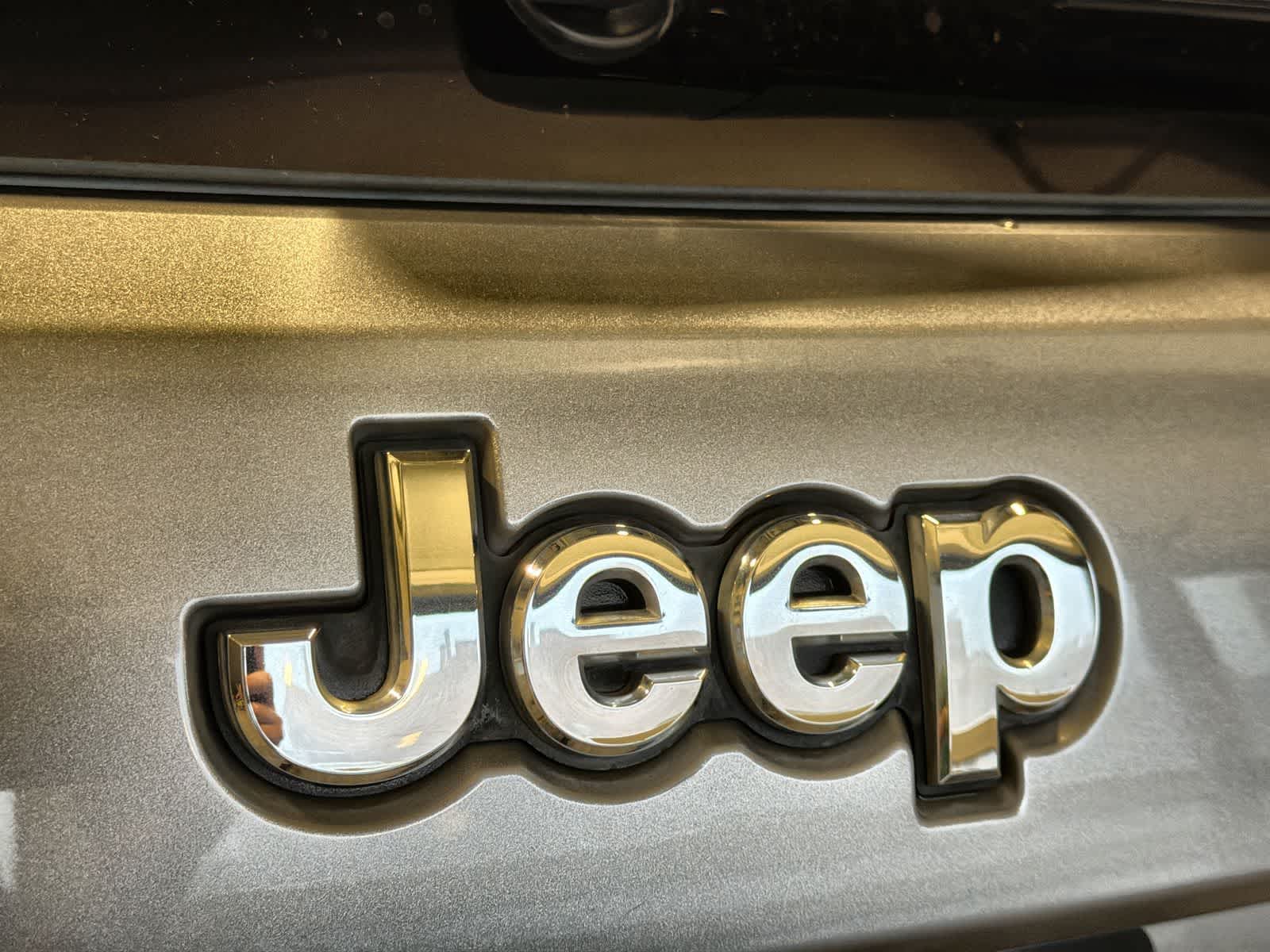 Thumbnail: 2015 Jeep Grand Cherokee - 12