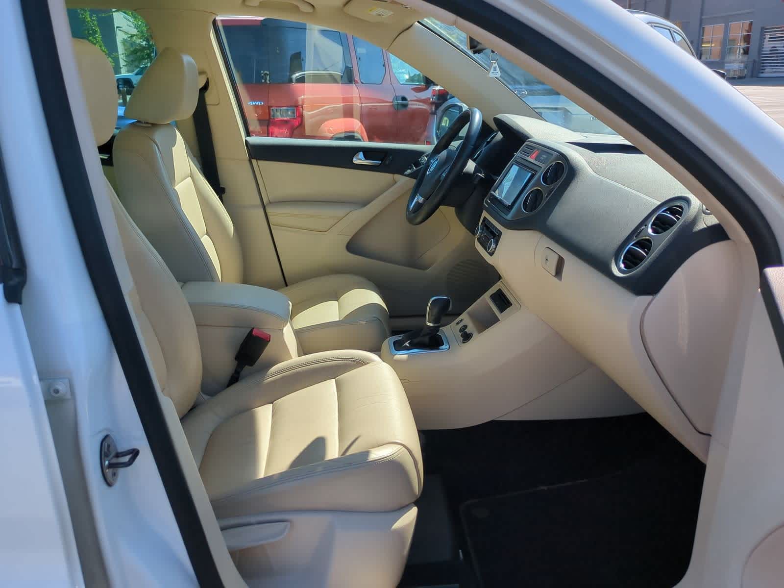 Thumbnail: 2011 Volkswagen Tiguan - 23