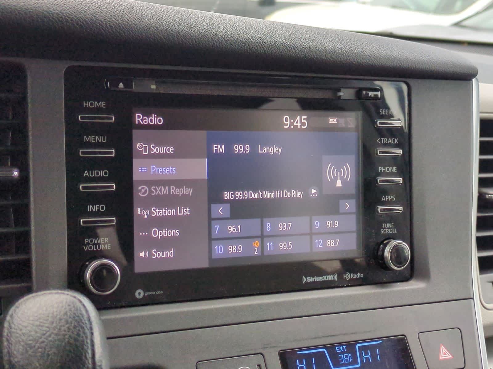 Thumbnail: 2018 Toyota Sienna - 30