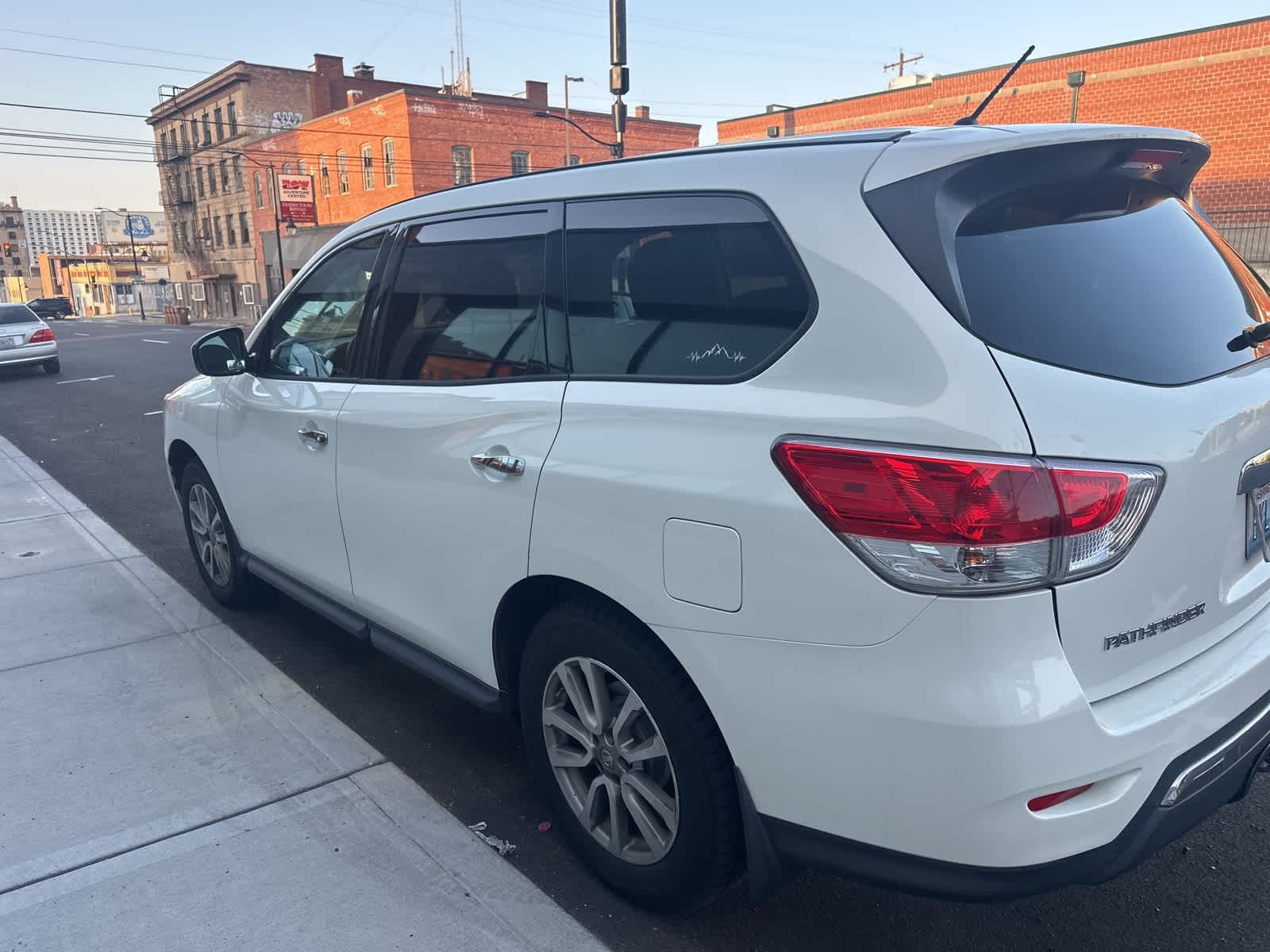 2014 Nissan Pathfinder S photo 2