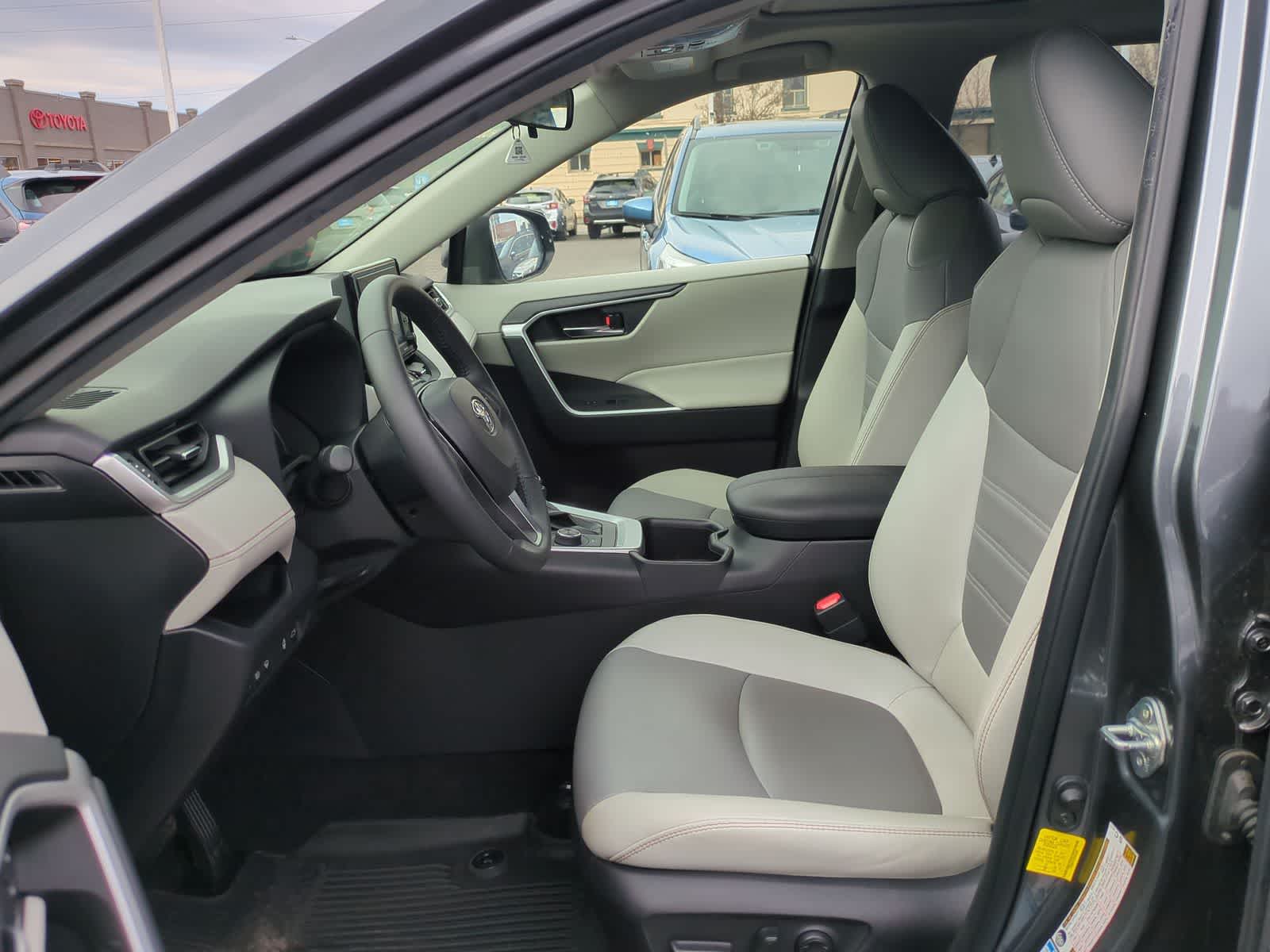 Thumbnail: 2022 Toyota RAV4 - 17