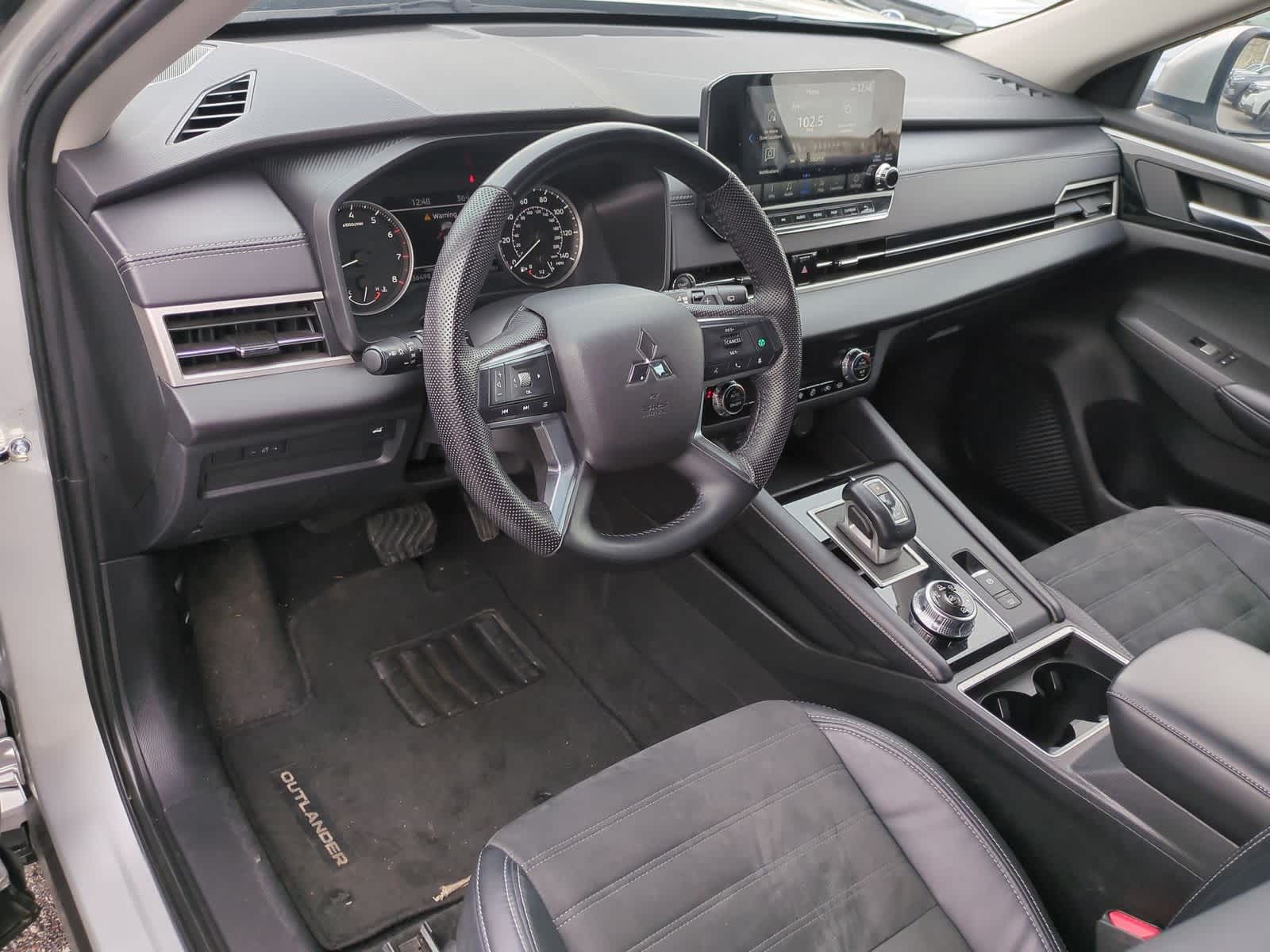 Thumbnail: 2023 Mitsubishi Outlander - 10