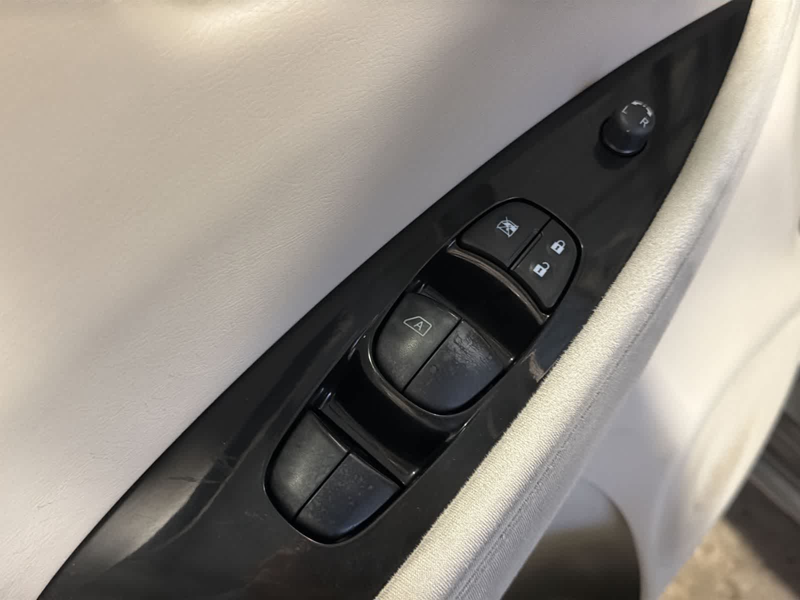 Thumbnail: 2015 Nissan Leaf - 17