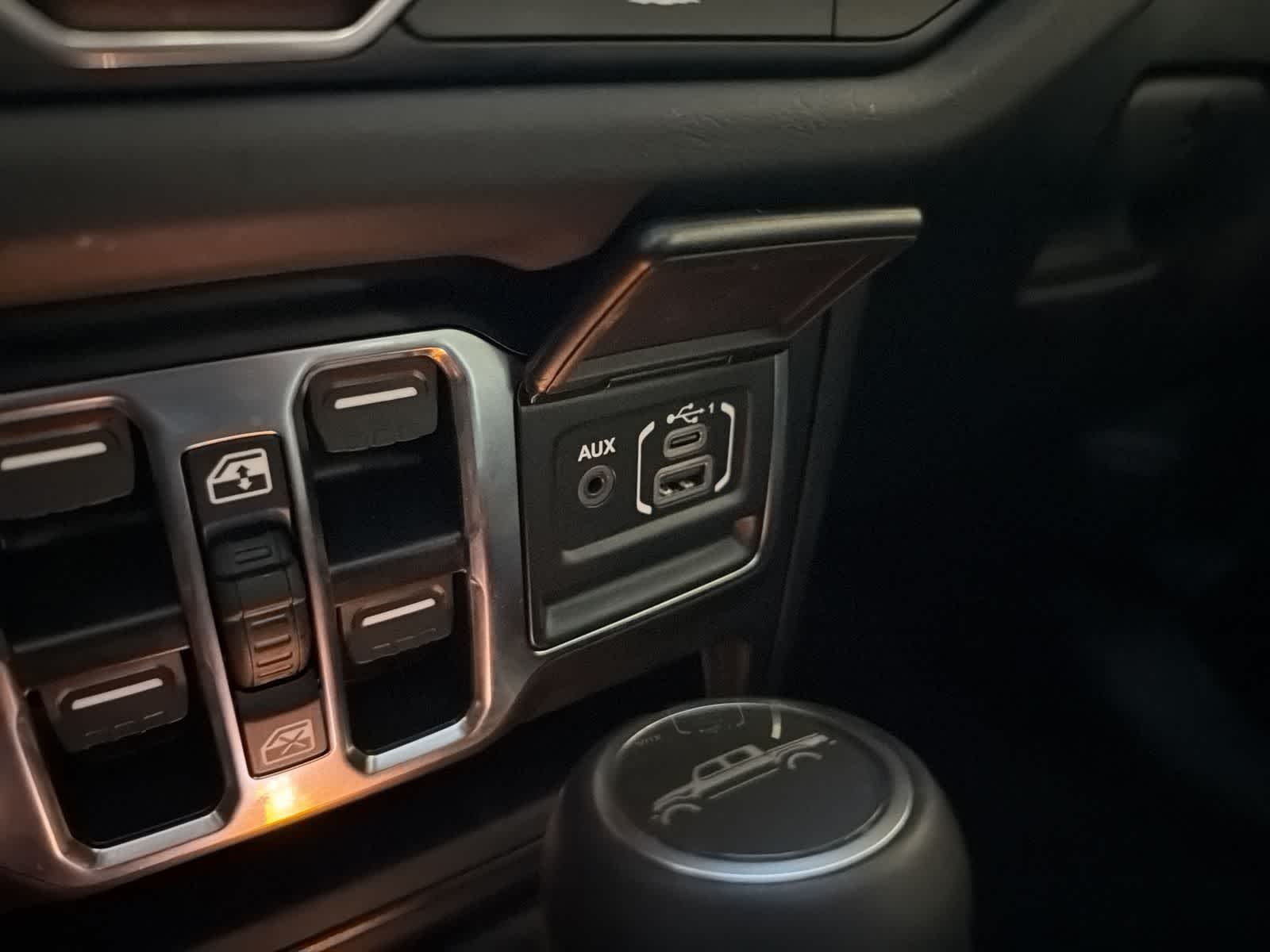 Thumbnail: 2025 Jeep Gladiator - 21