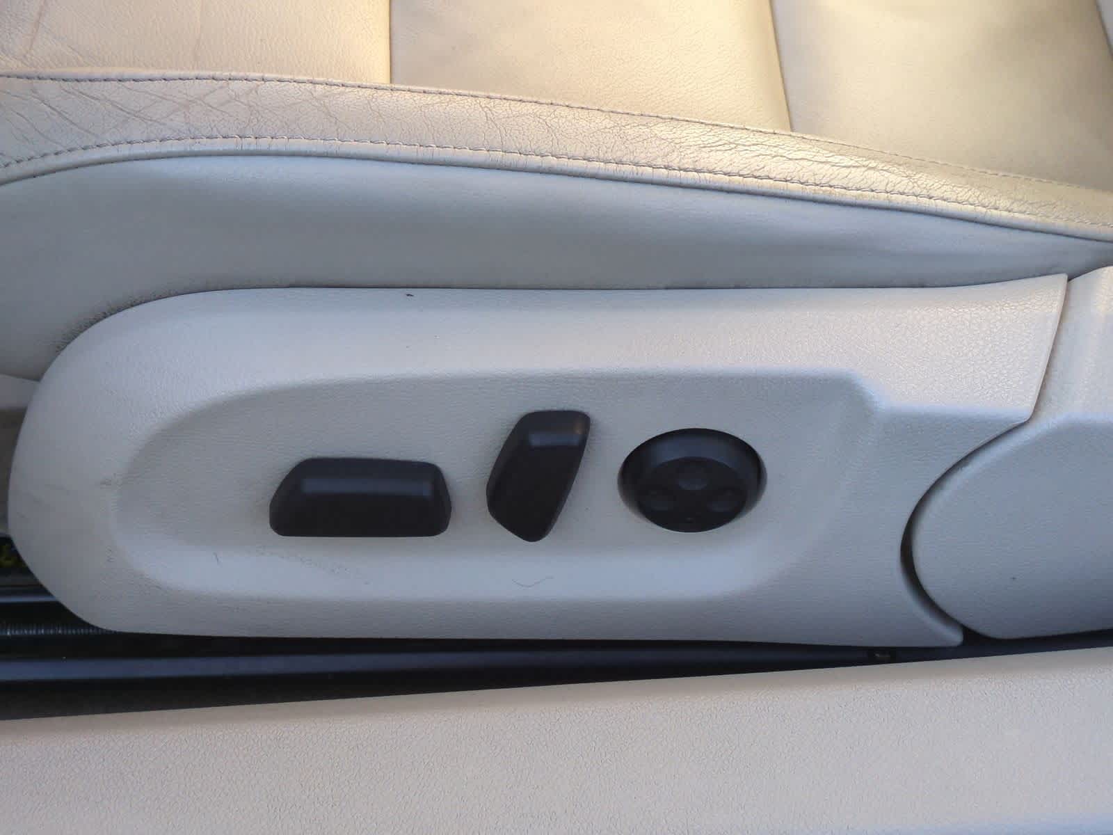 Thumbnail: 2012 Volkswagen Eos - 18