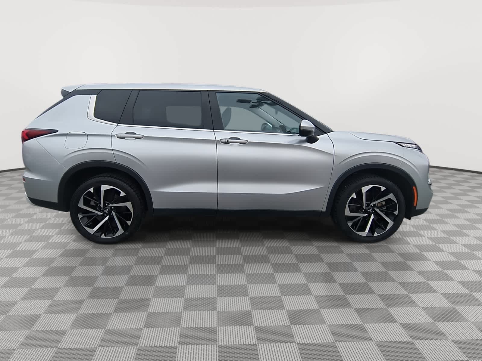 Thumbnail: 2023 Mitsubishi Outlander - 9