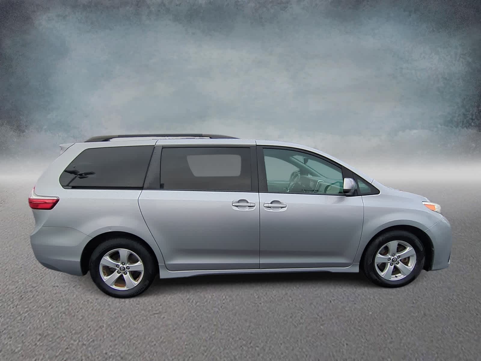 Thumbnail: 2018 Toyota Sienna - 9