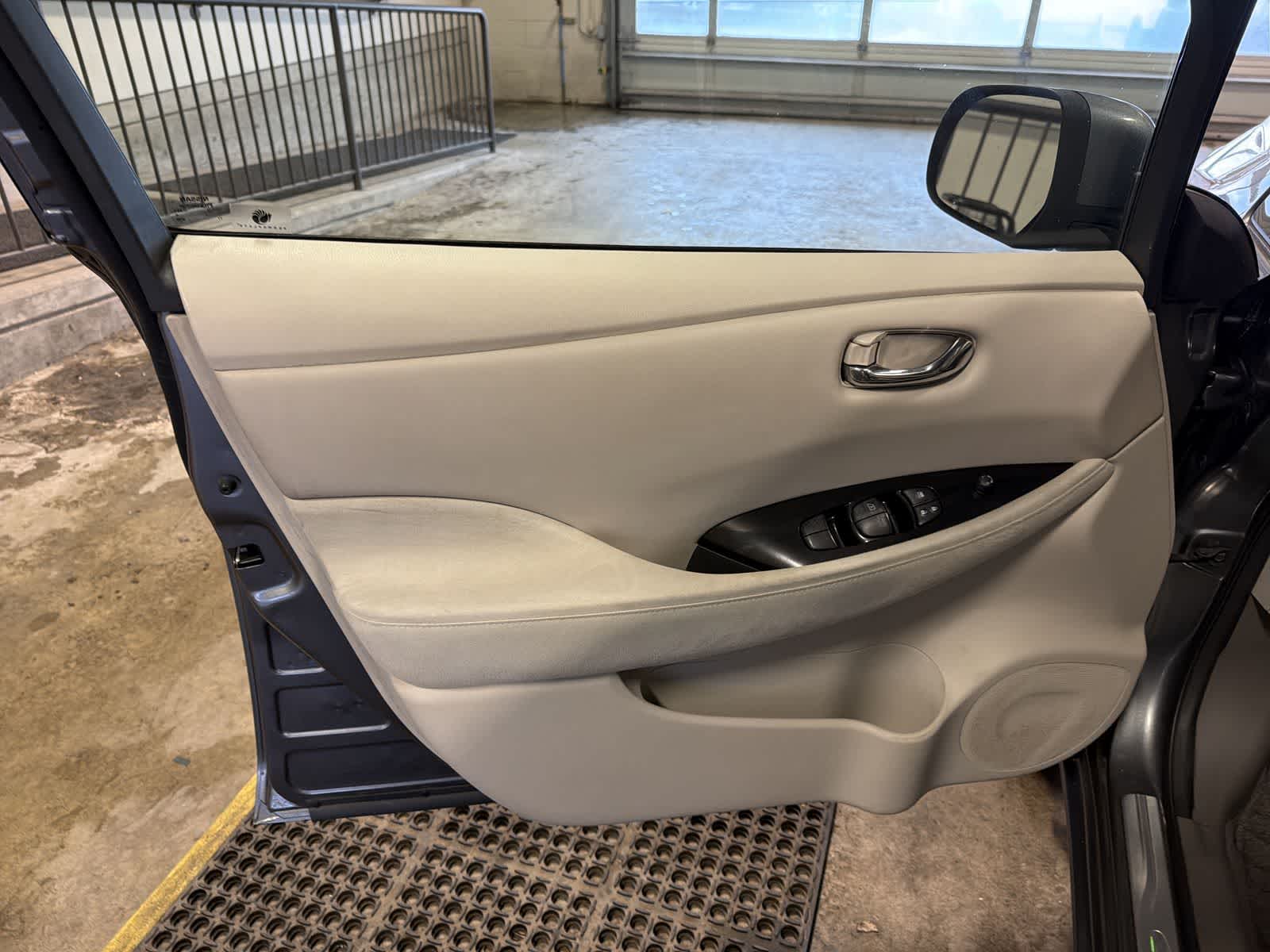 Thumbnail: 2015 Nissan Leaf - 10