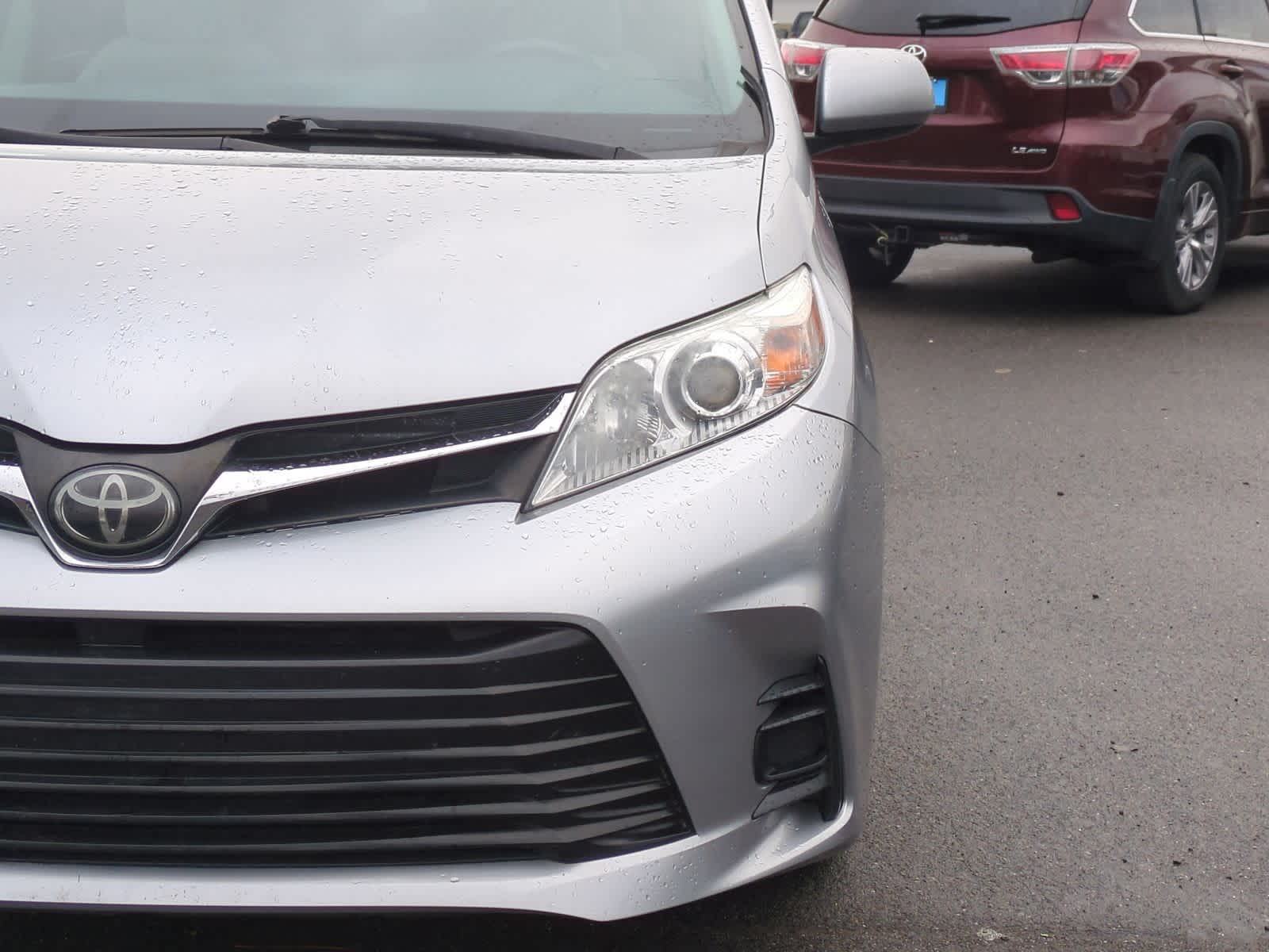 Thumbnail: 2018 Toyota Sienna - 11