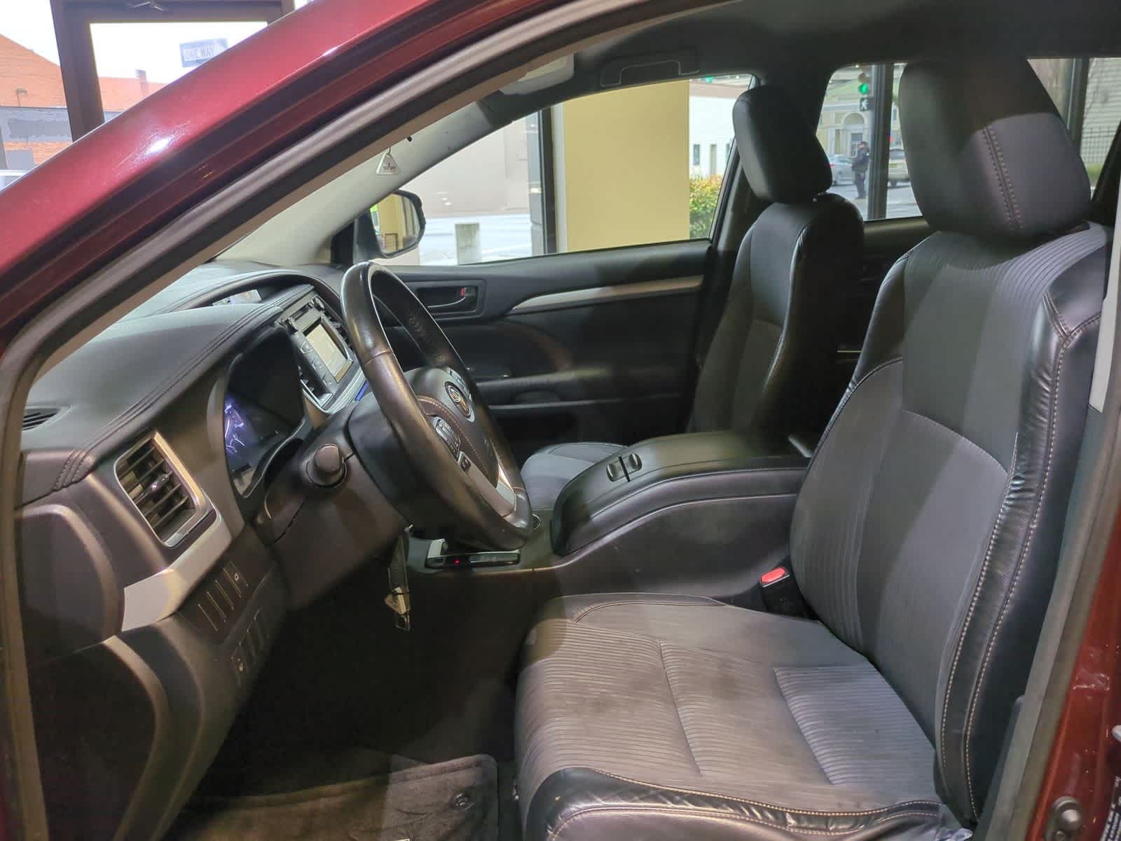 Thumbnail: 2015 Toyota Highlander - 17