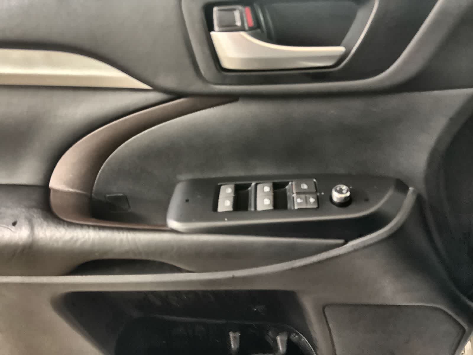 Thumbnail: 2019 Toyota Highlander - 18