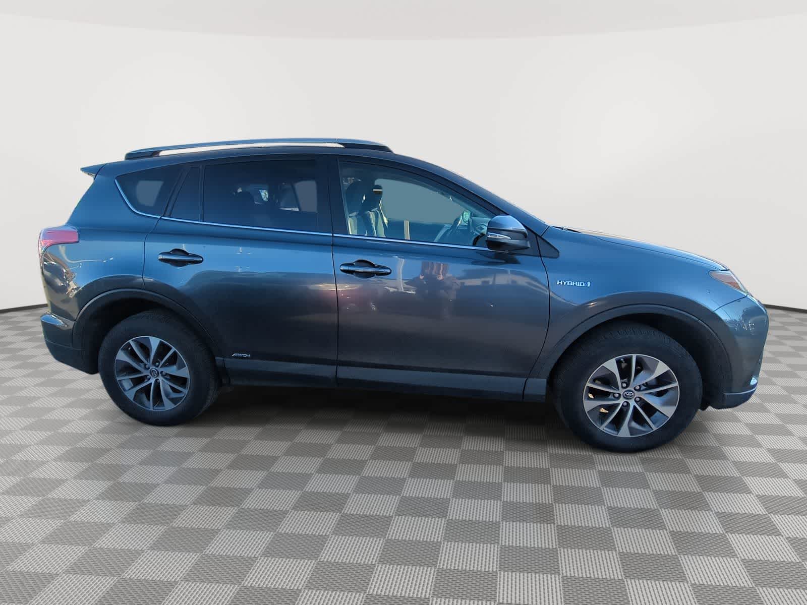 Thumbnail: 2018 Toyota RAV4 - 9