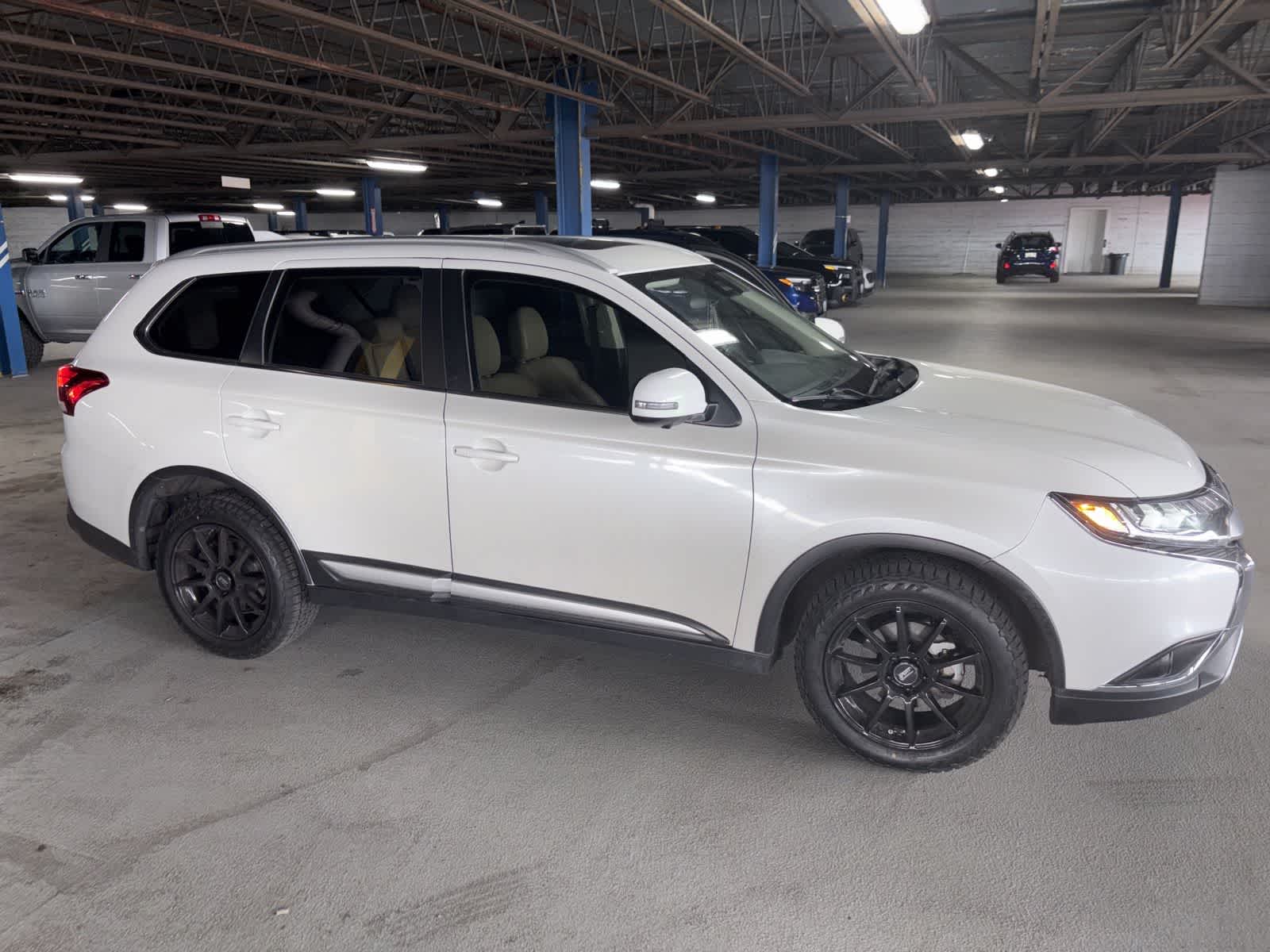 Thumbnail: 2020 Mitsubishi Outlander - 6