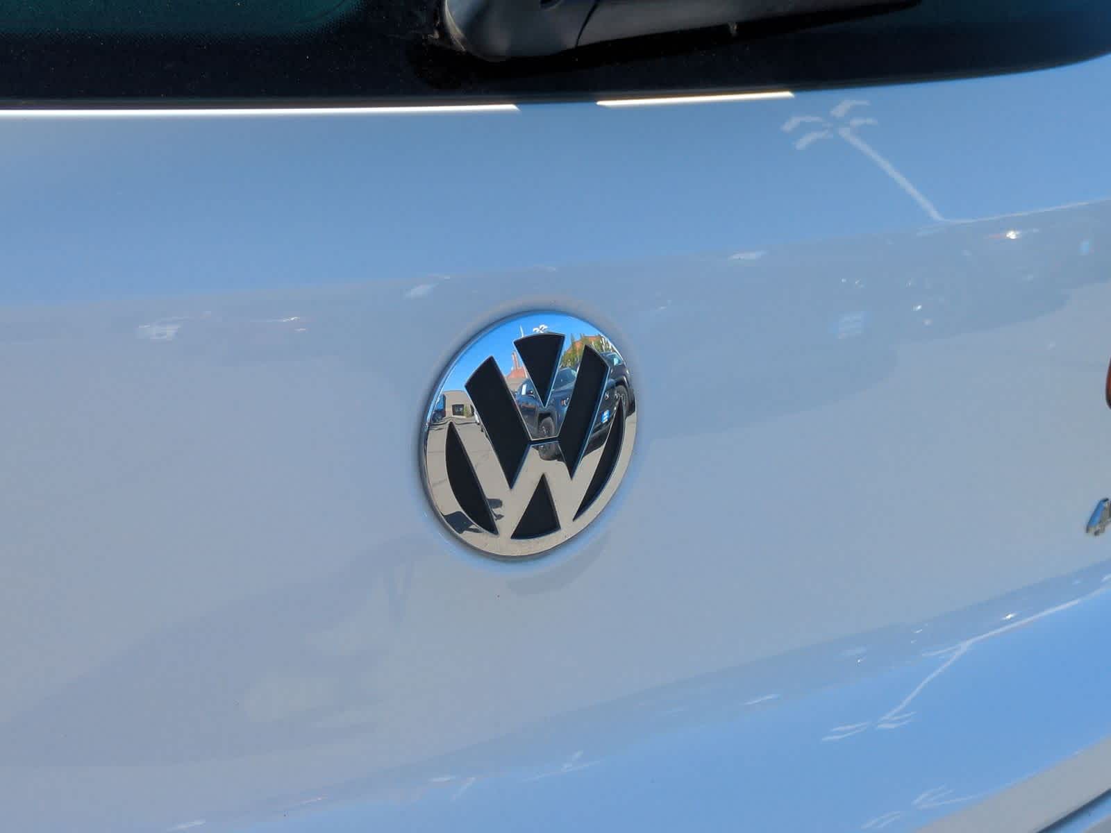 Thumbnail: 2011 Volkswagen Tiguan - 12
