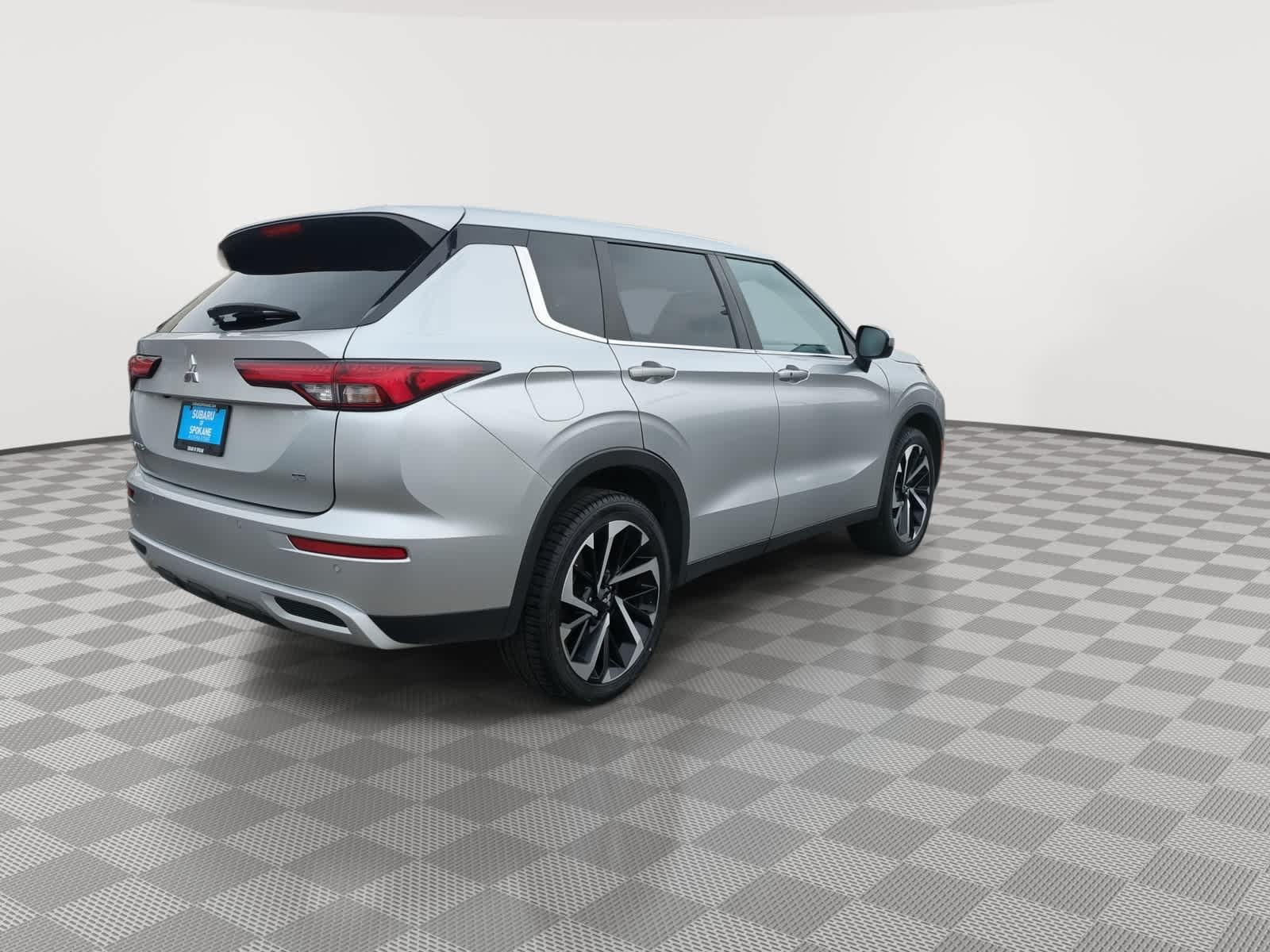 Thumbnail: 2023 Mitsubishi Outlander - 8