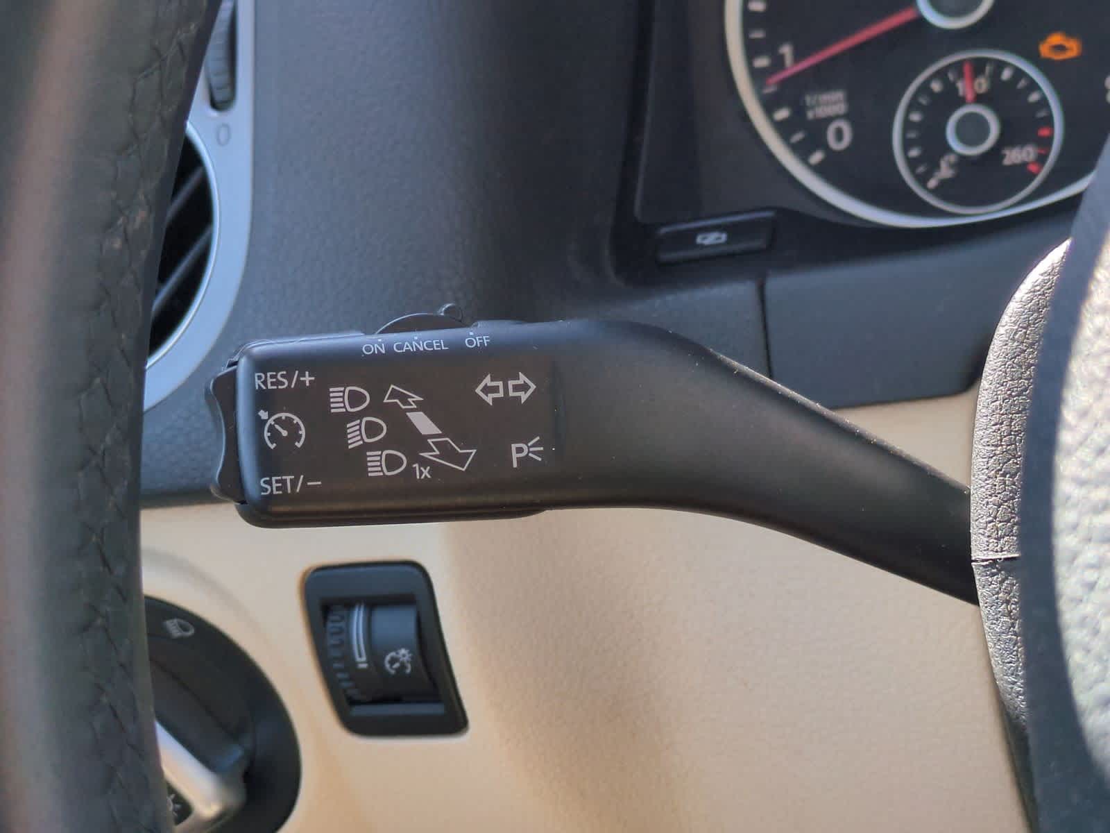 Thumbnail: 2011 Volkswagen Tiguan - 28