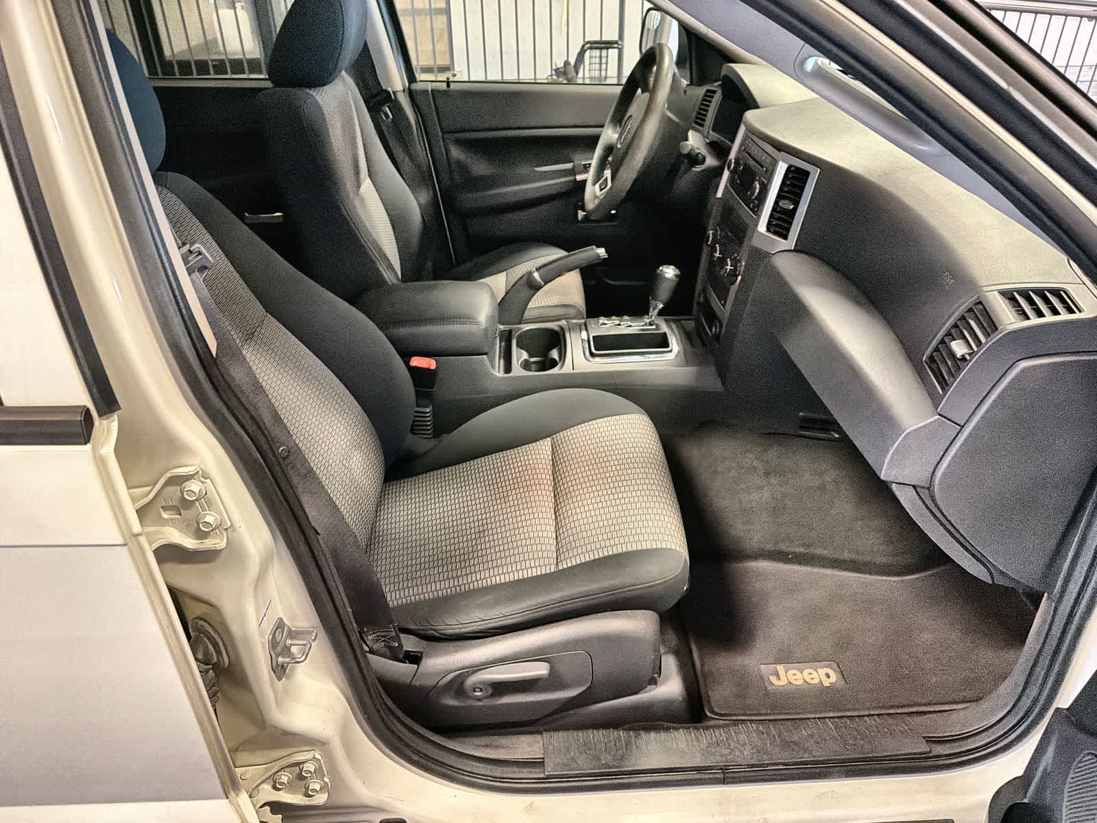 Thumbnail: 2010 Jeep Grand Cherokee - 23