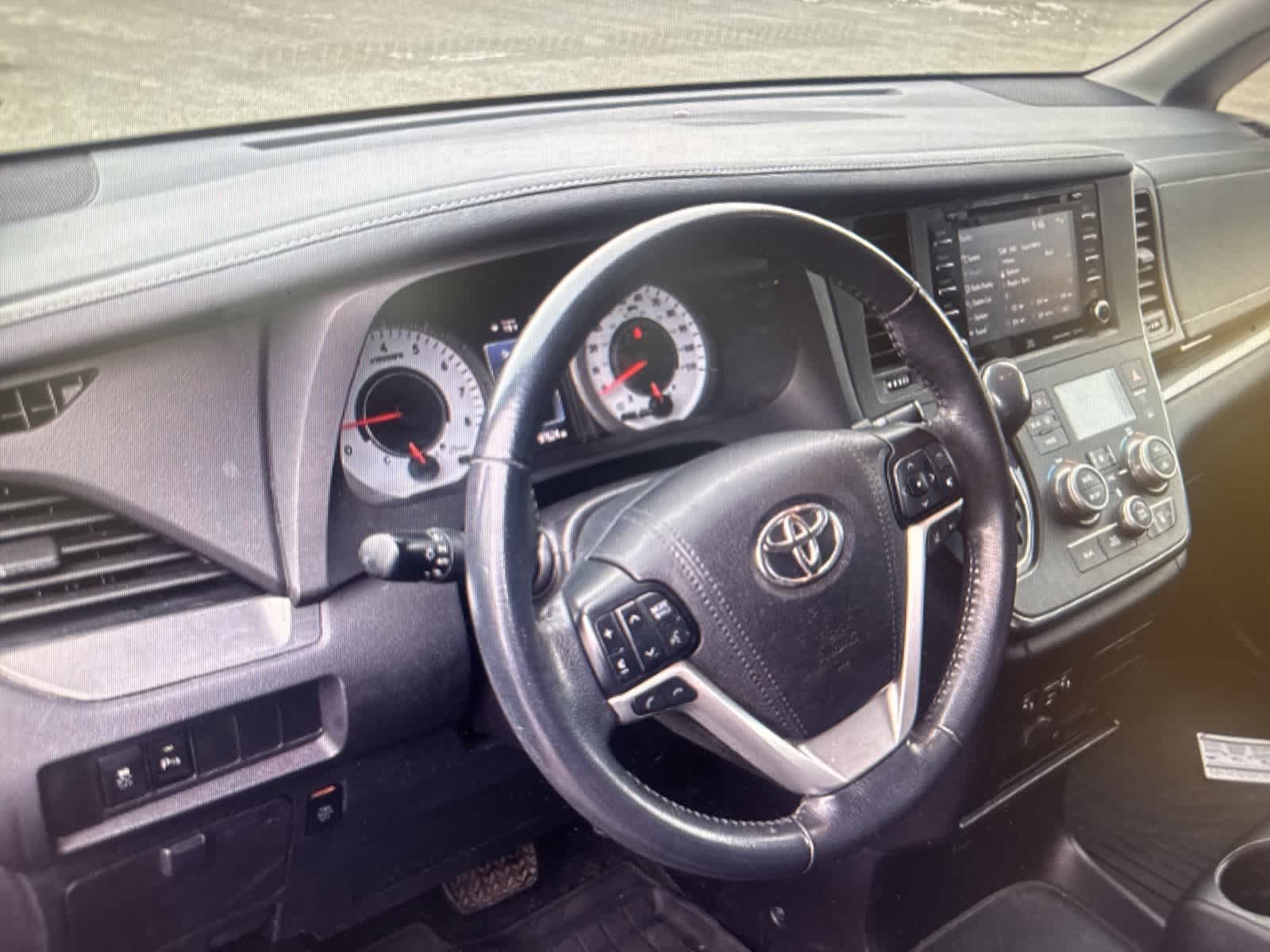 Thumbnail: 2019 Toyota Sienna - 18