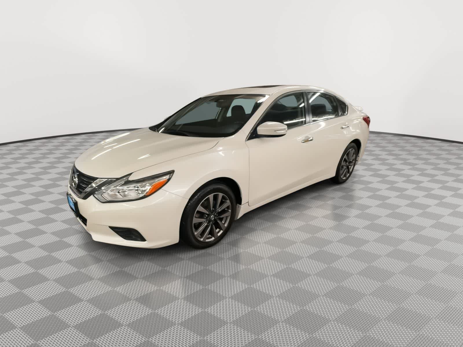 Thumbnail: 2017 Nissan Altima - 4