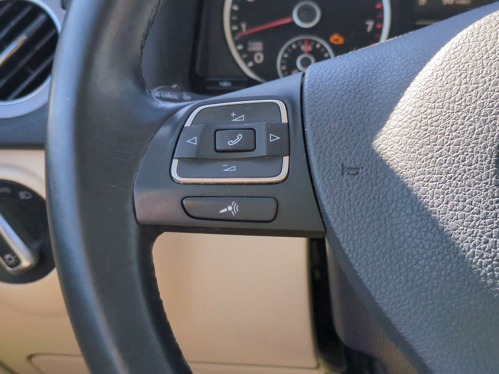 Thumbnail: 2011 Volkswagen Tiguan - 25