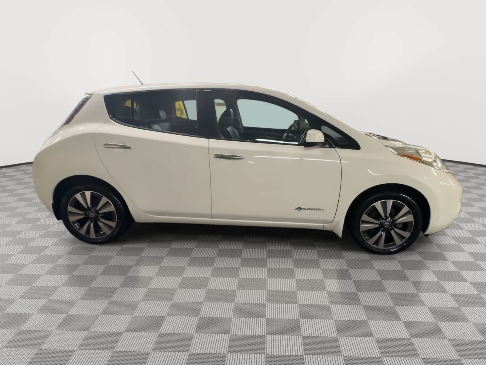 Thumbnail: 2016 Nissan Leaf - 9