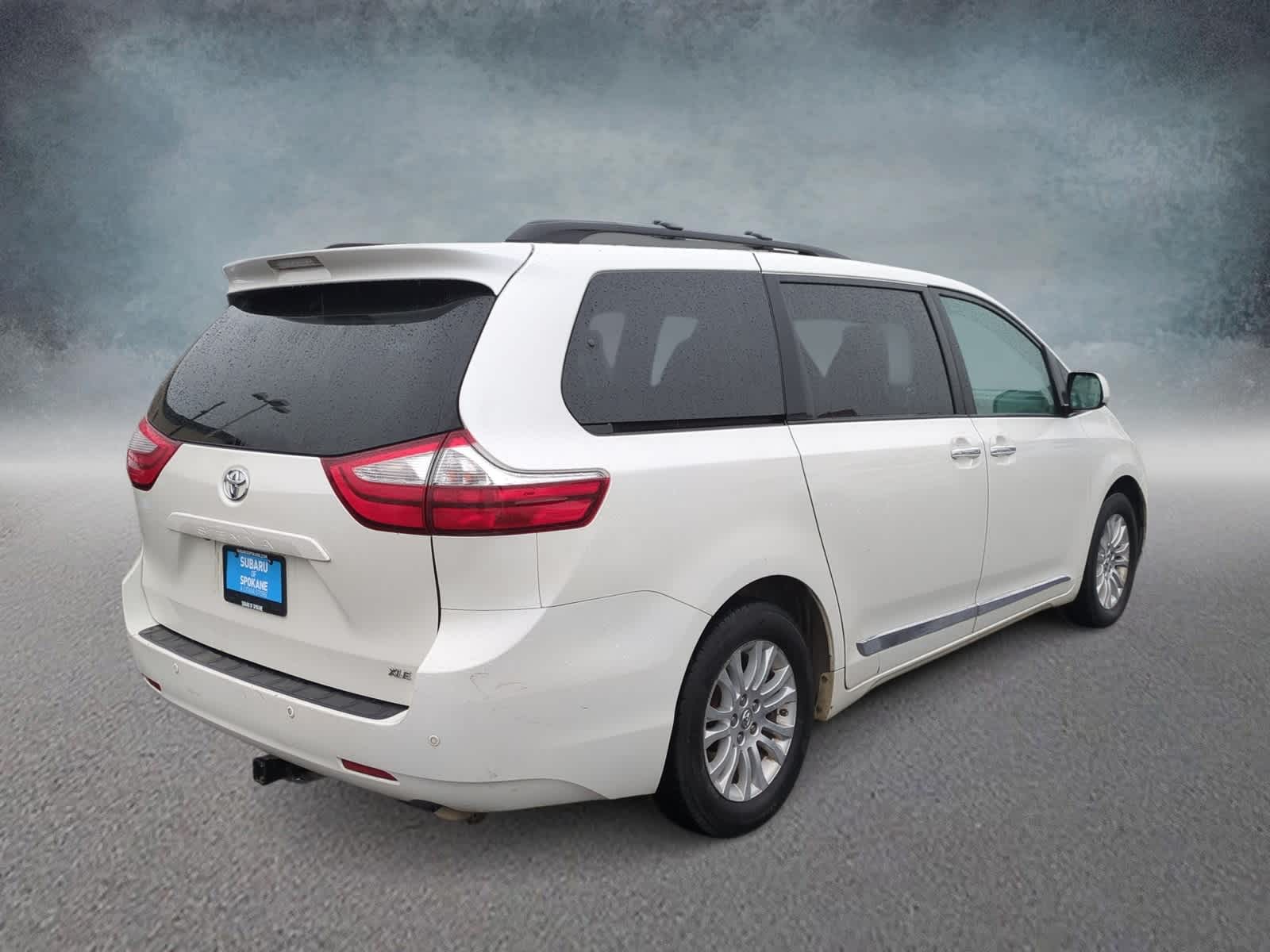 Thumbnail: 2017 Toyota Sienna - 8