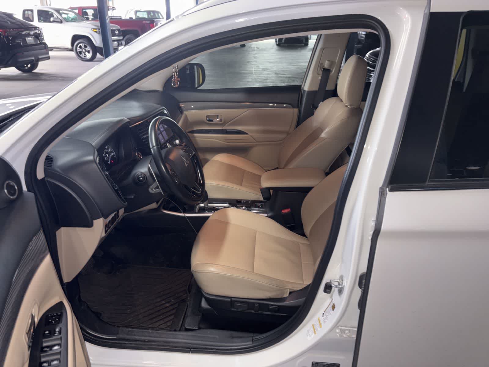 Thumbnail: 2020 Mitsubishi Outlander - 3