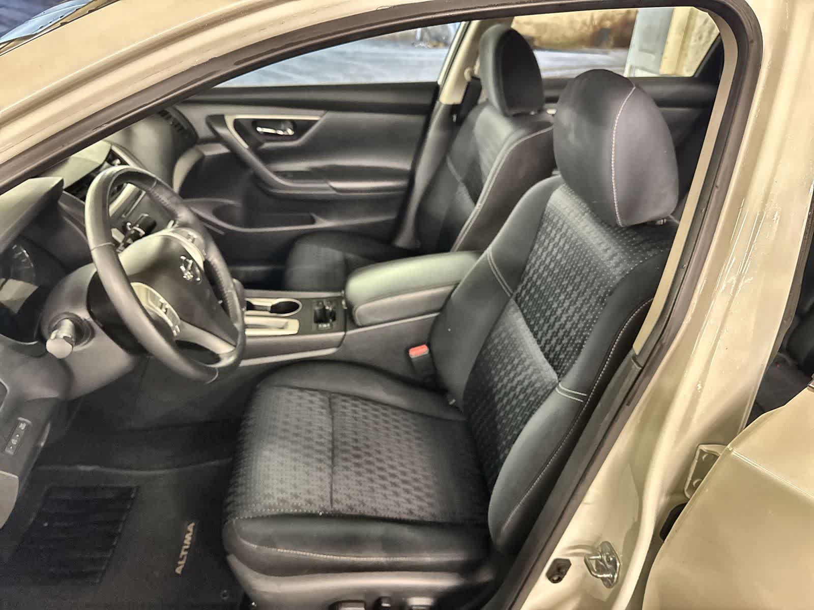 Thumbnail: 2017 Nissan Altima - 17