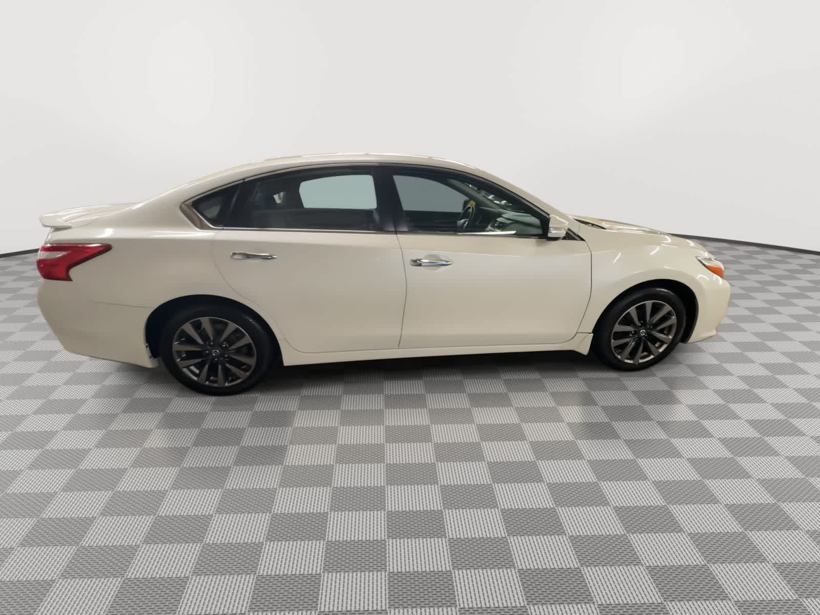 Thumbnail: 2017 Nissan Altima - 9