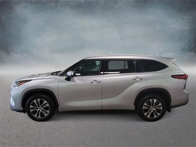 Used 2022 Toyota Highlander XLE with VIN 5TDGBRCH1NS549077 for sale in Spokane, WA