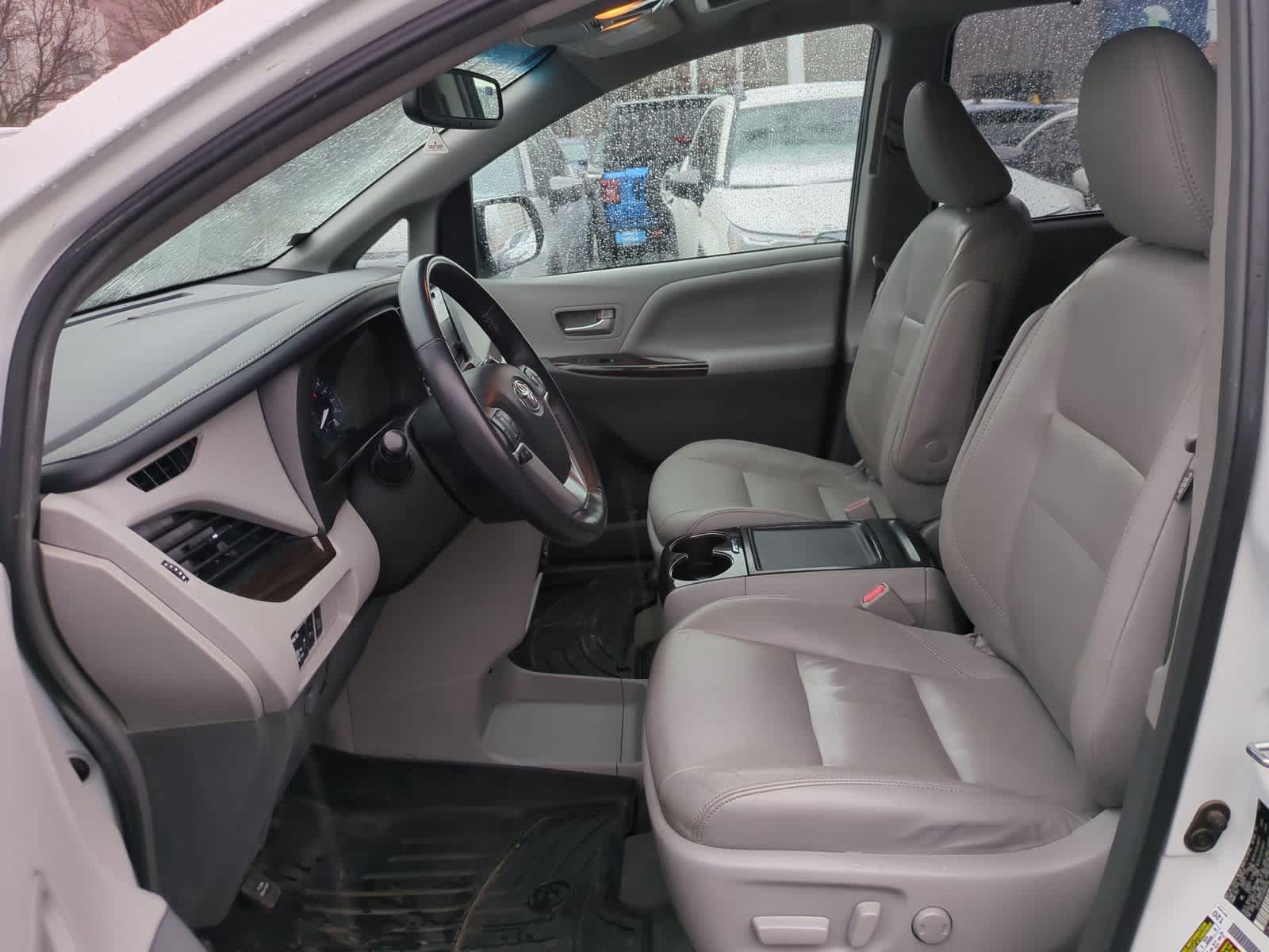 Thumbnail: 2017 Toyota Sienna - 17