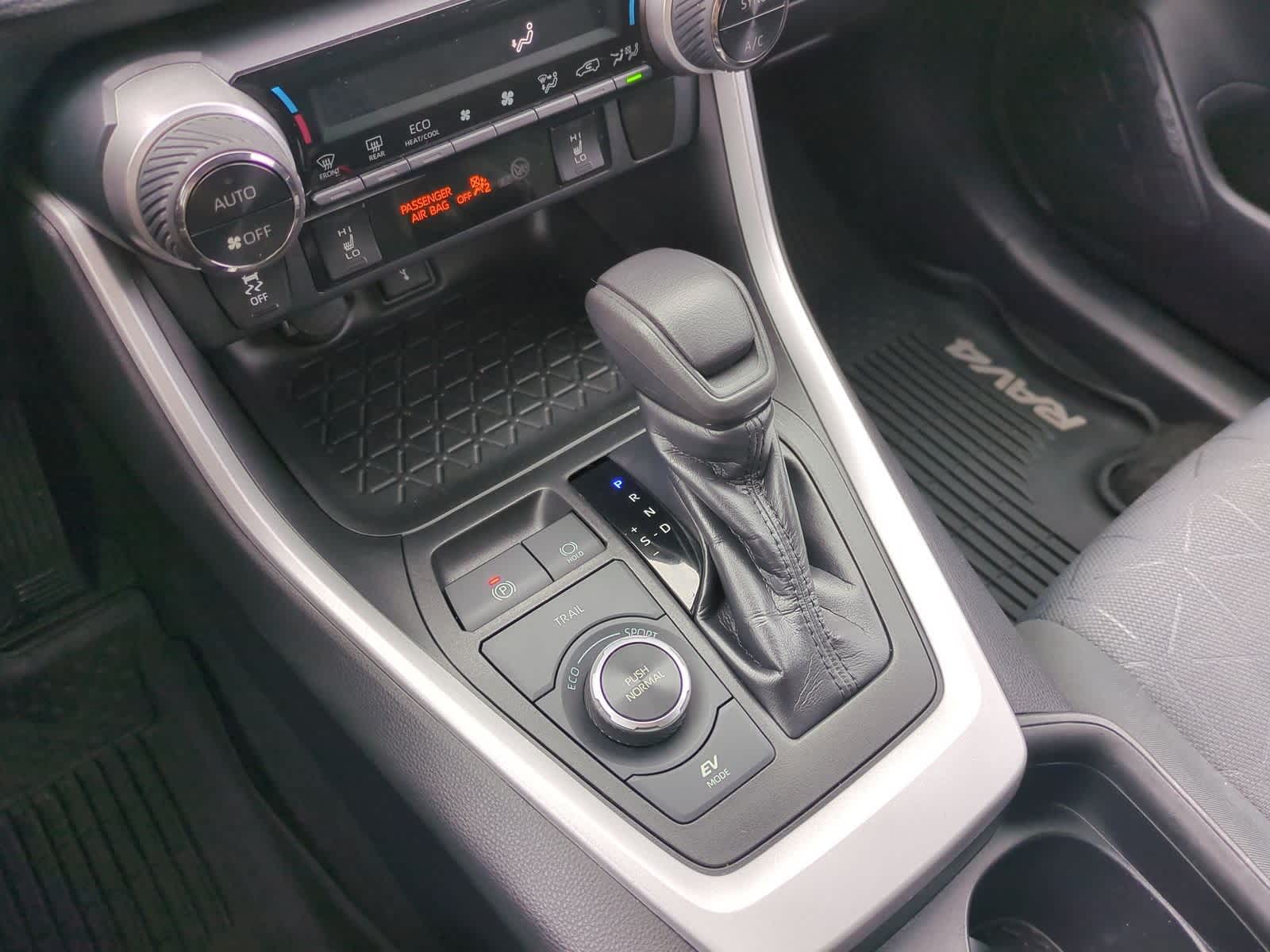 Thumbnail: 2020 Toyota RAV4 - 32