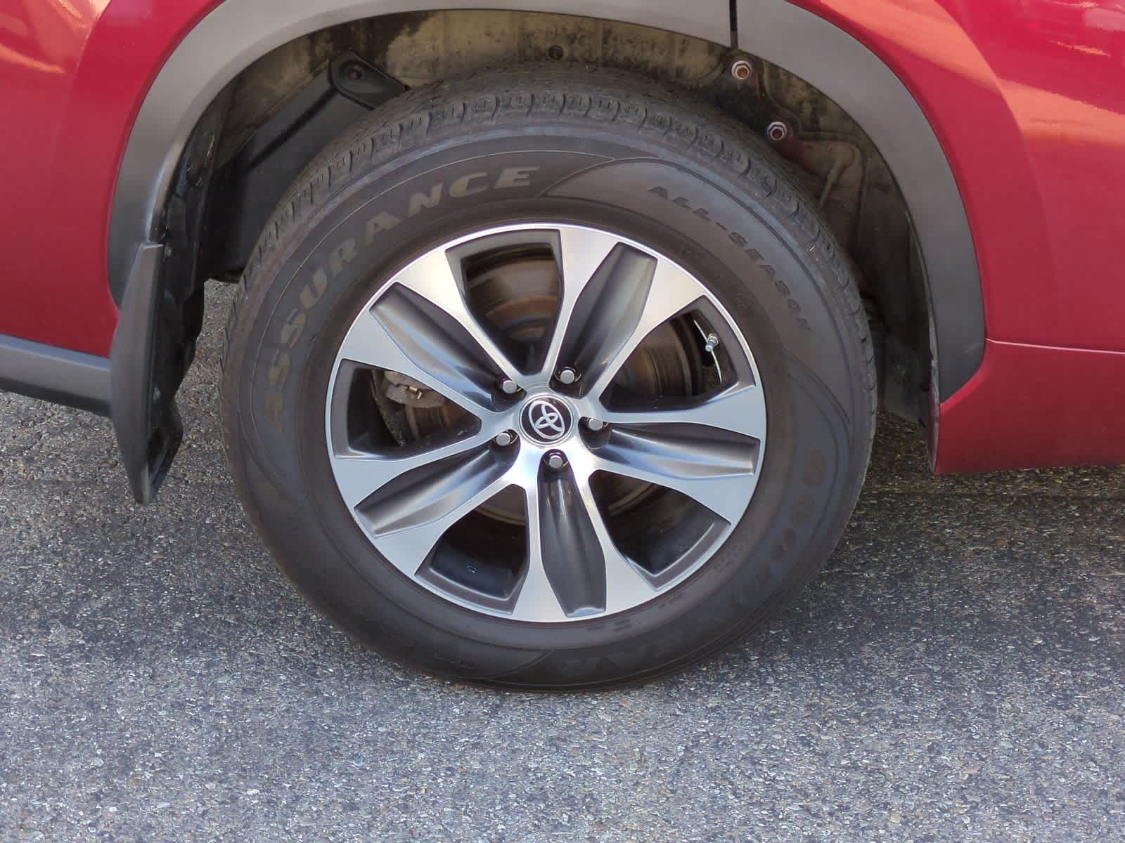 Thumbnail: 2023 Toyota Highlander - 14